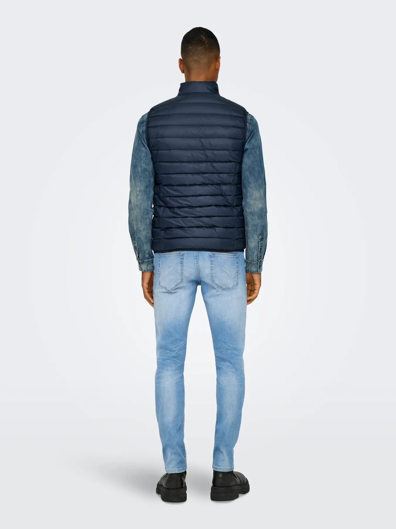 only-and-sons-miesten-toppaliivi-gavin-life-light-quilted-zip-vest-otw-tummansininen-2