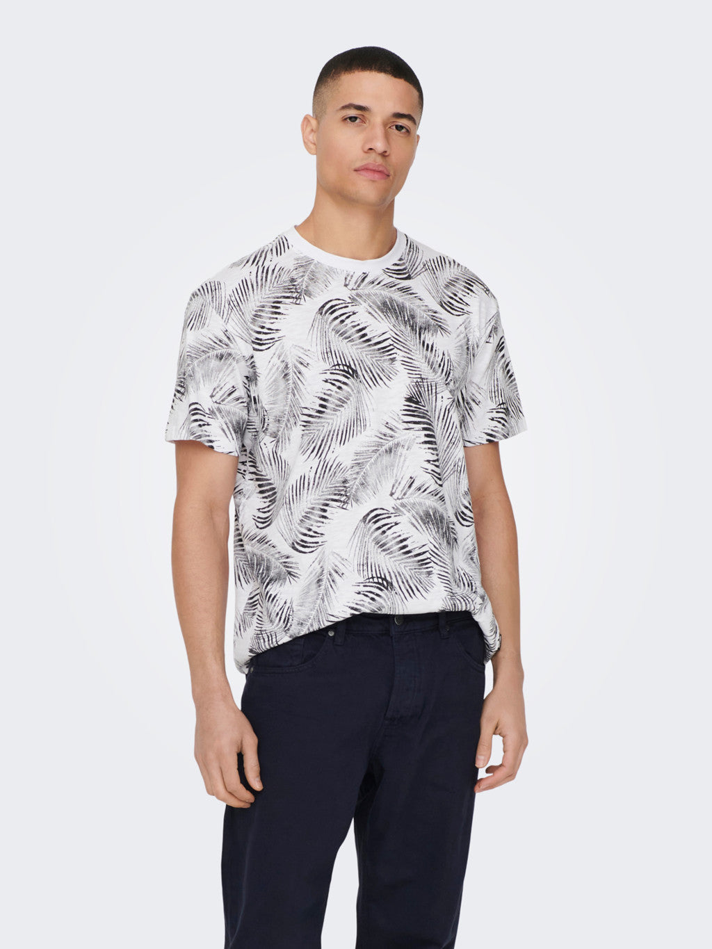 only-and-sons-t-paita-perry-reg-leaf-valkopohjainen-kuosi-1