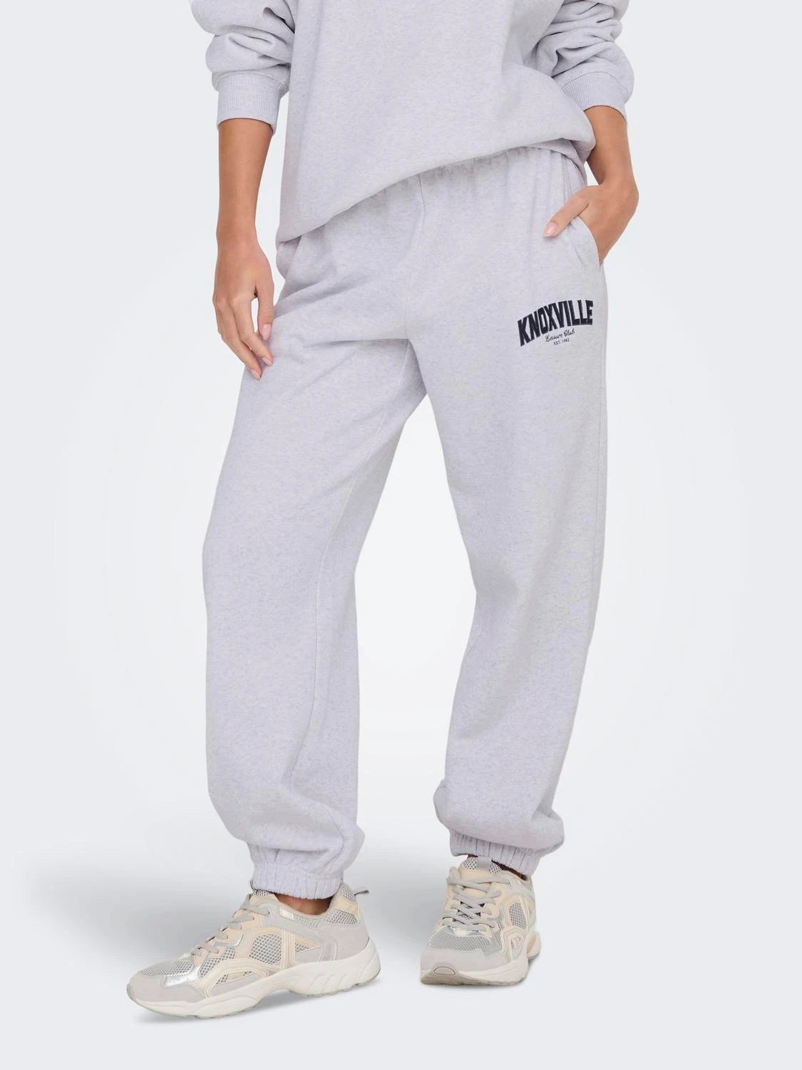 only-naisten-collegehousut-onldeborah-club-pant-vaaleanharmaa-1