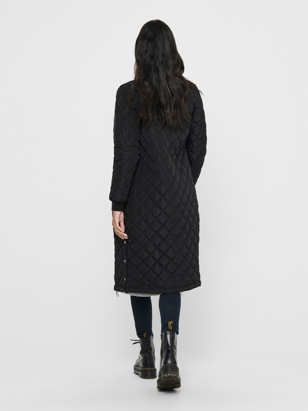 only-naisten-tikkitakki-onljessica-x-long-quilted-coat-noos-musta-2