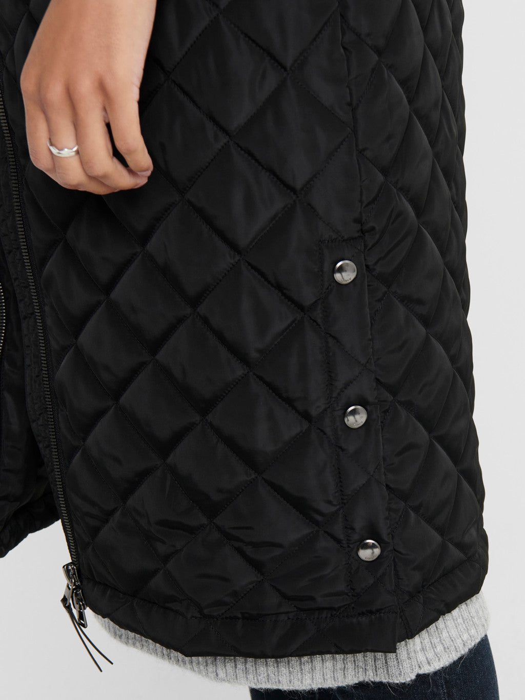 only-naisten-tikkitakki-onljessica-x-long-quilted-coat-noos-musta-5
