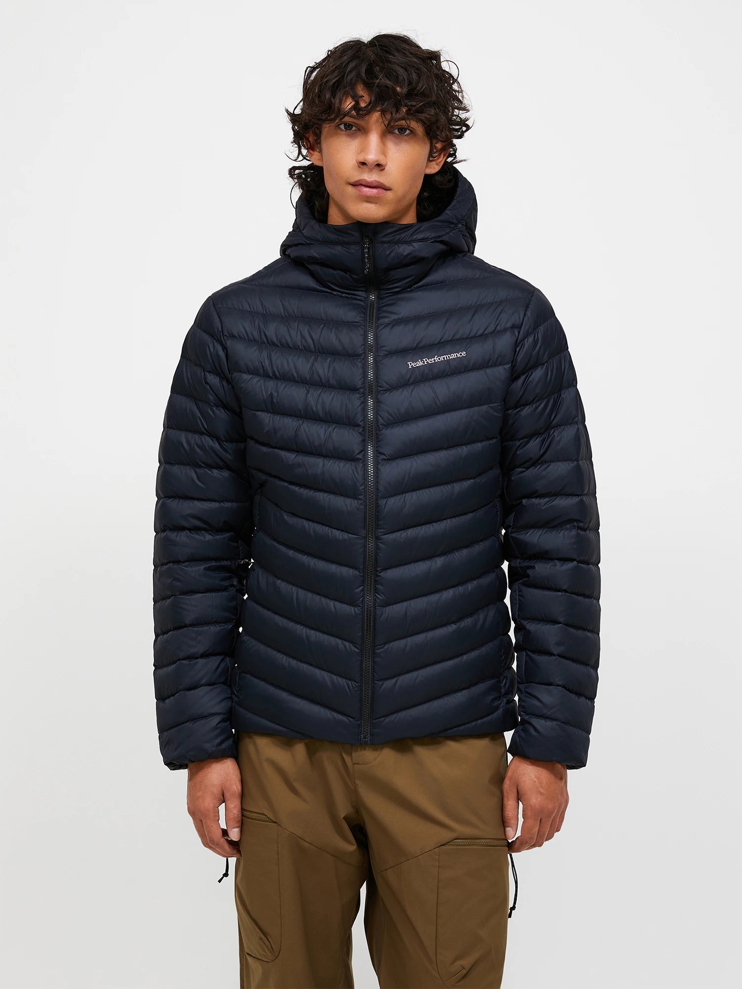 peak-performance-miesten-kevytuntuvatakki-m-frost-down-hood-jacket-musta-1