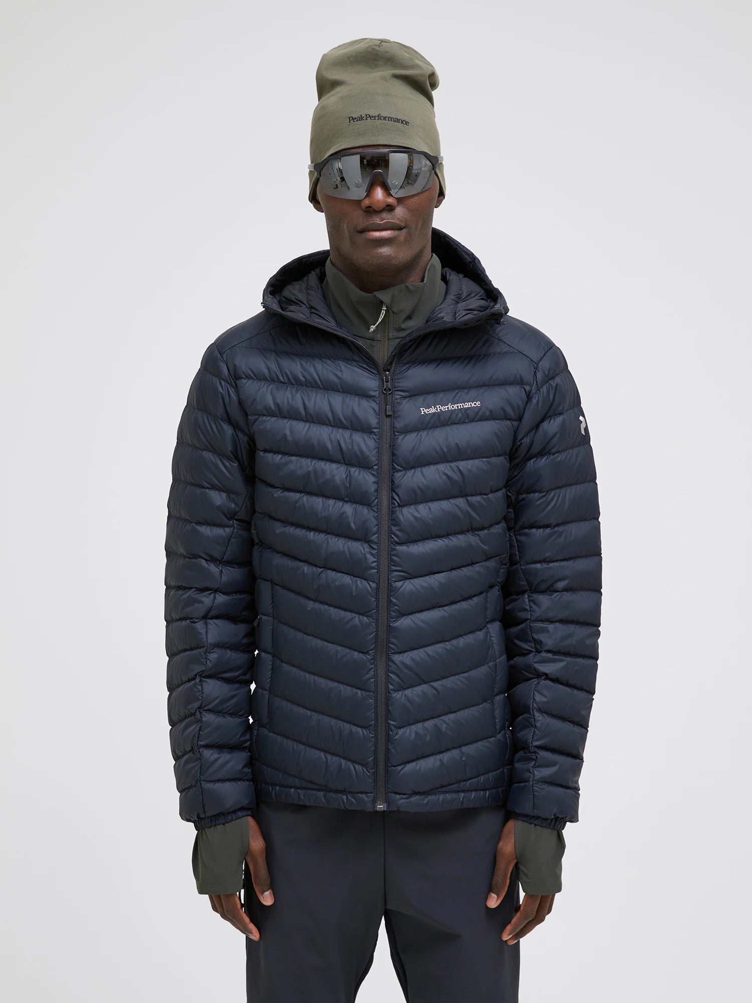 peak-performance-miesten-untuvatakki-frost-down-hood-jacket-musta-1