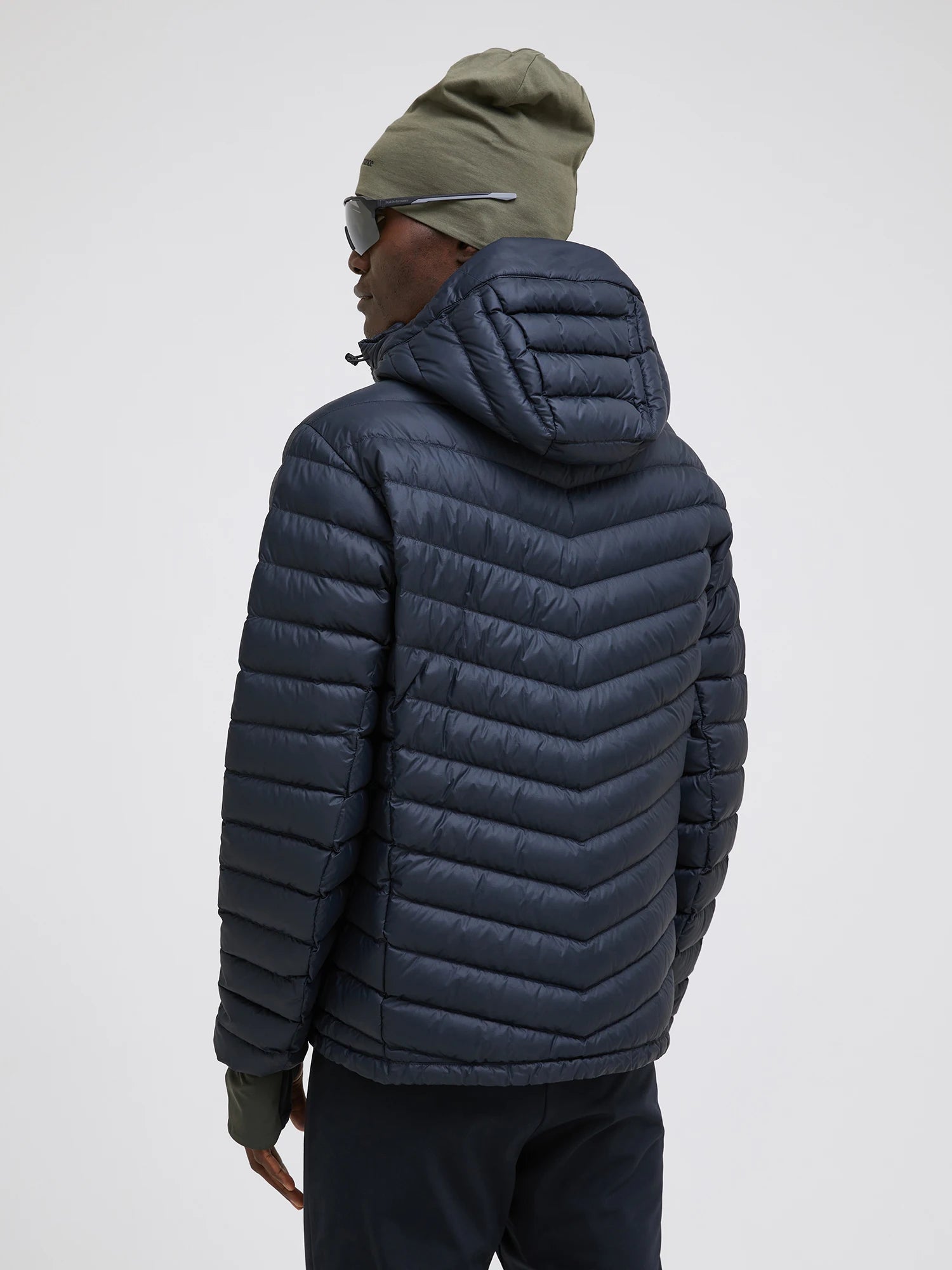 peak-performance-miesten-untuvatakki-frost-down-hood-jacket-musta-2