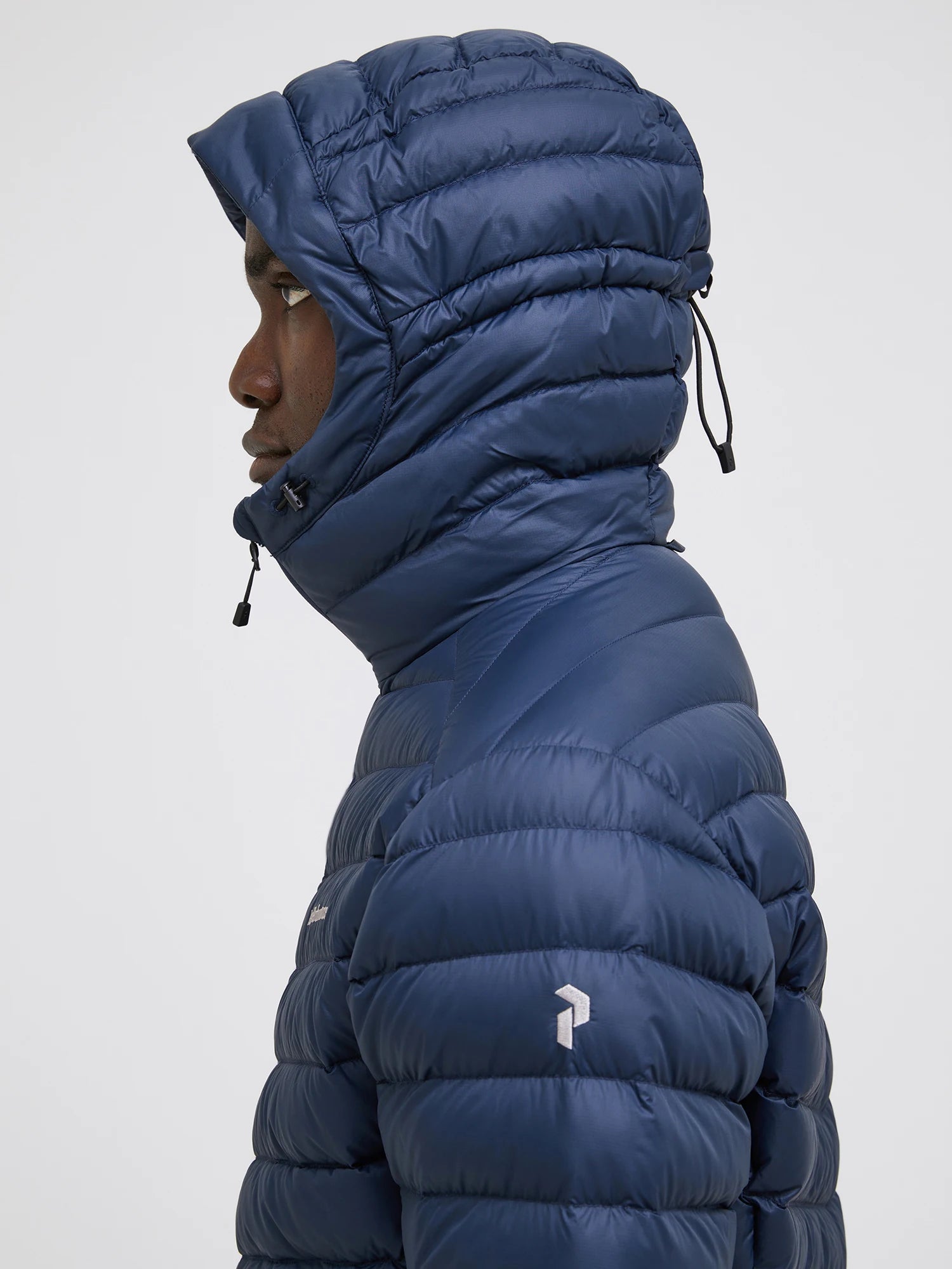 peak-performance-miesten-untuvatakki-frost-down-hood-jacket-tummansininen-2