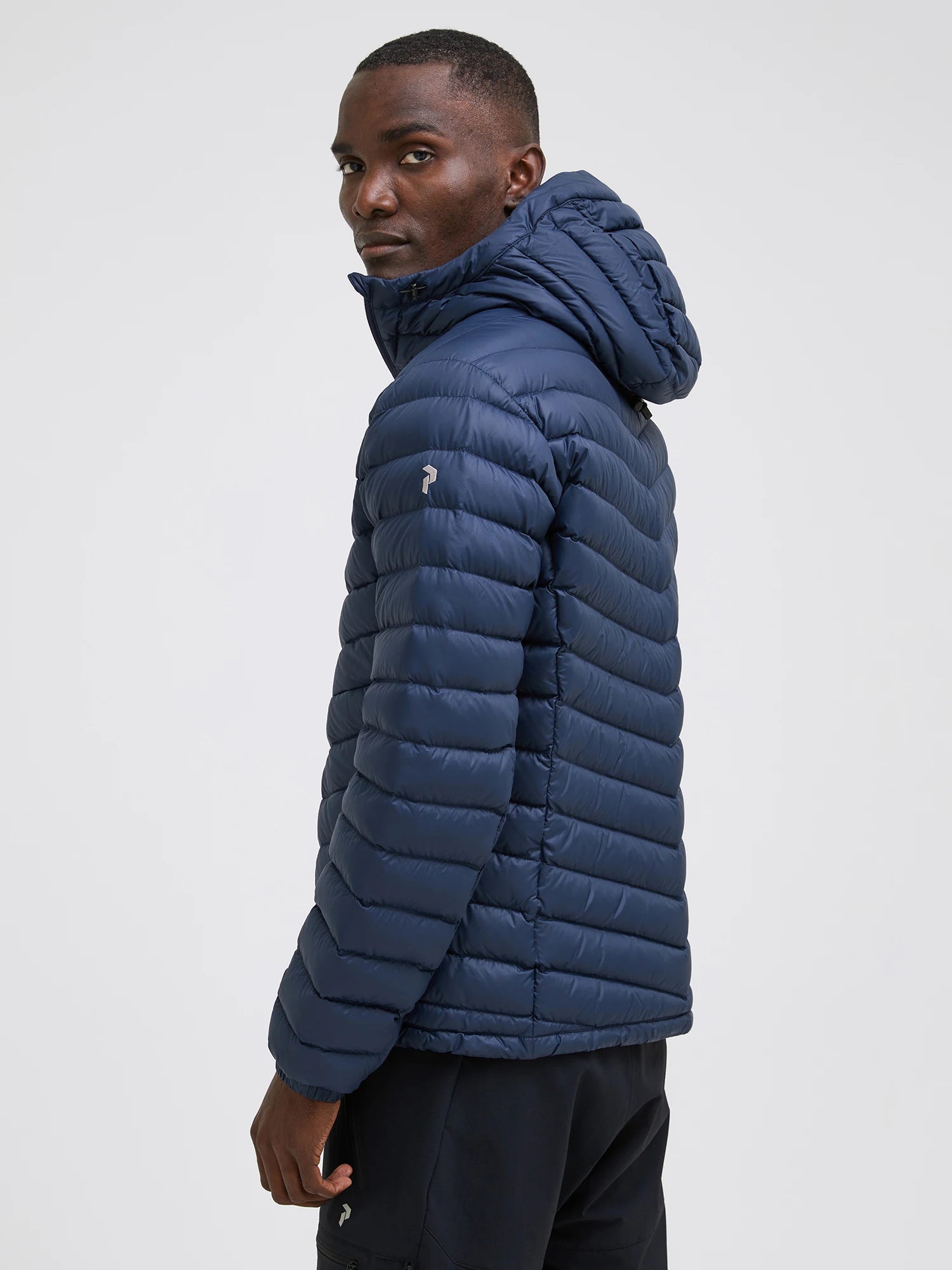 peak-performance-miesten-untuvatakki-frost-down-hood-jacket-tummansininen-3