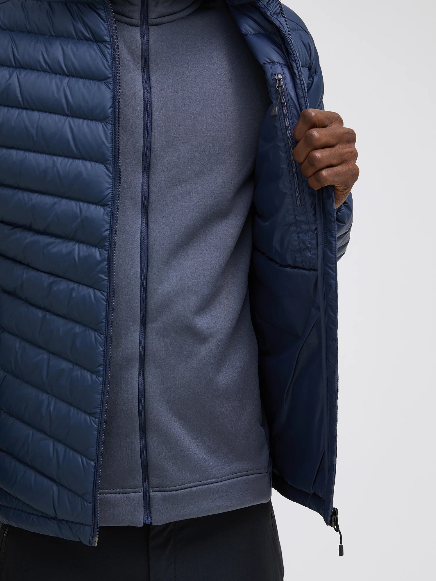 peak-performance-miesten-untuvatakki-frost-down-hood-jacket-tummansininen-4