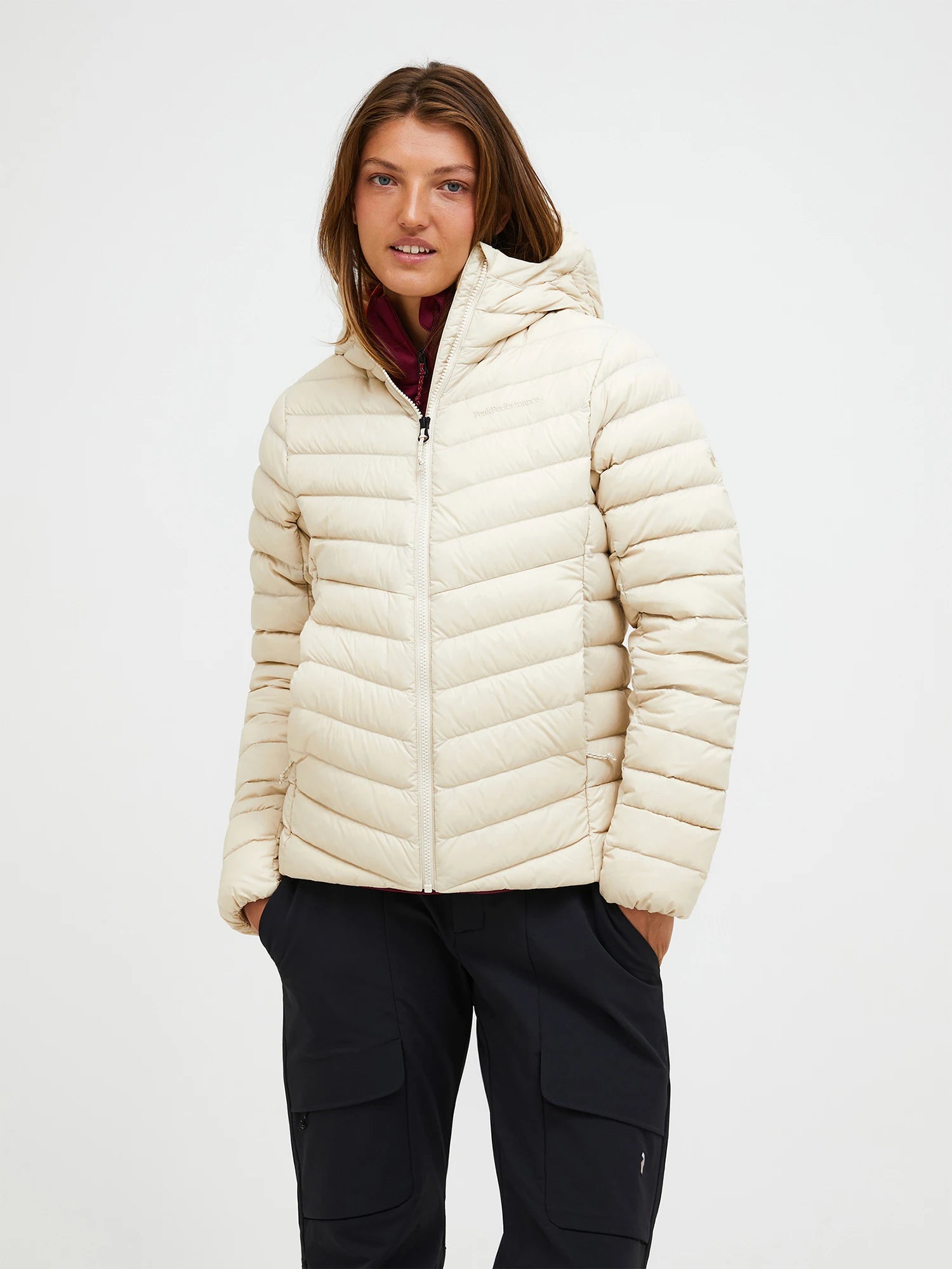 peak-performance-naisten-kevytuntuvatakki-w-frost-hood-jacket-hiekka-1