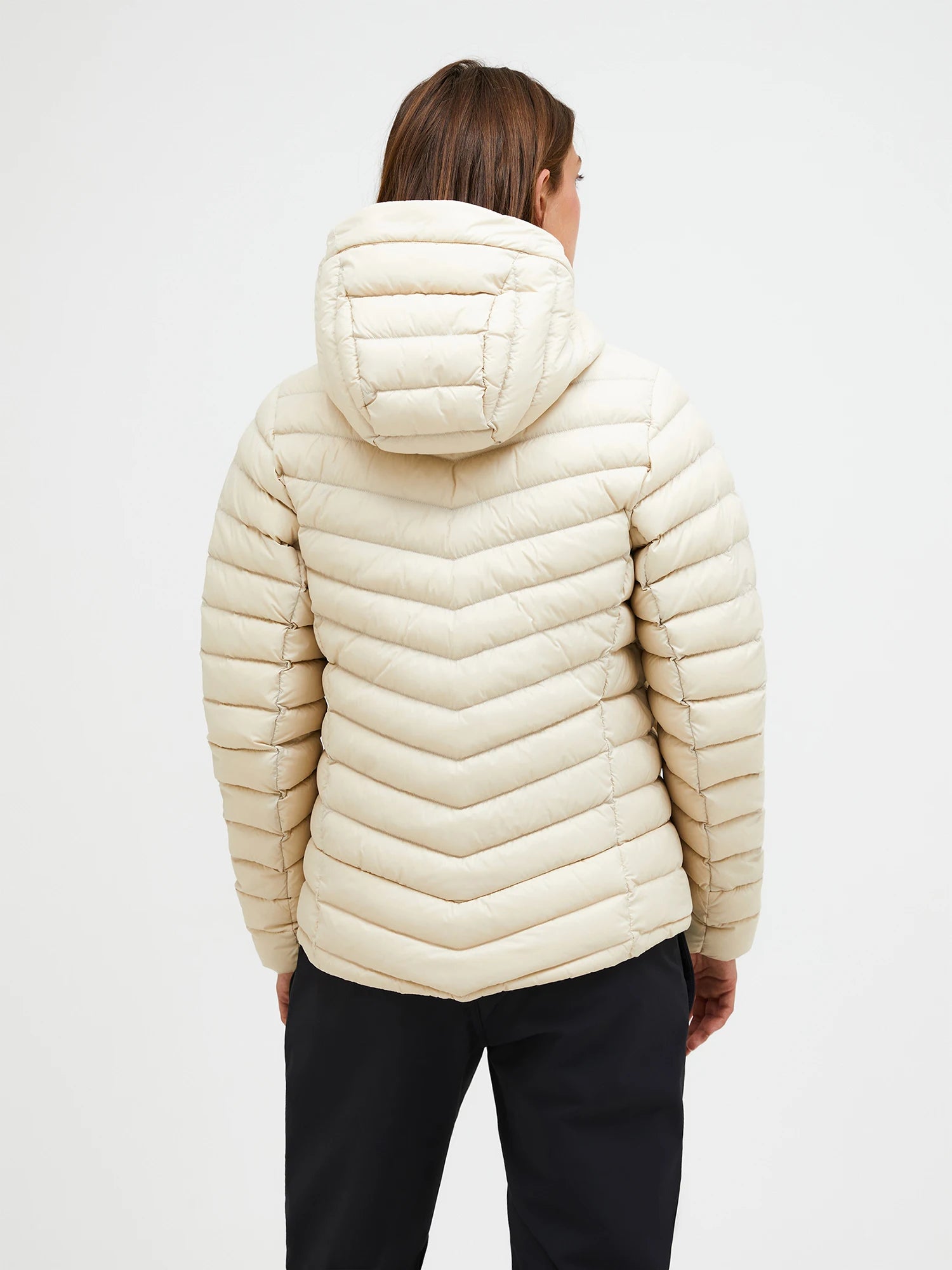peak-performance-naisten-kevytuntuvatakki-w-frost-hood-jacket-hiekka-2