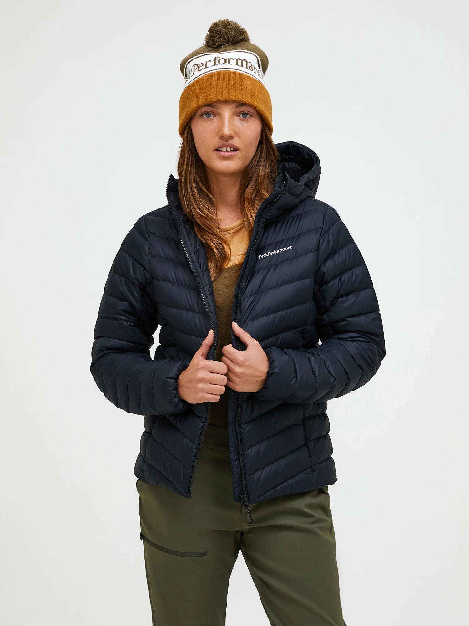 peak-performance-naisten-kevytuntuvatakki-w-frost-hood-jacket-musta-1