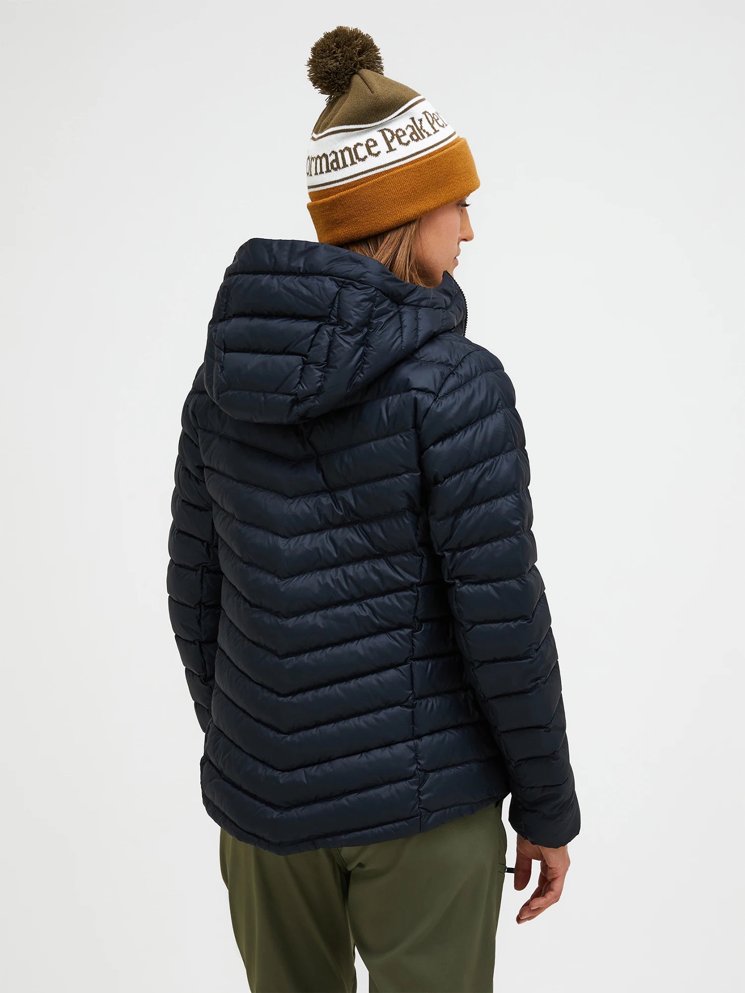 peak-performance-naisten-kevytuntuvatakki-w-frost-hood-jacket-musta-2