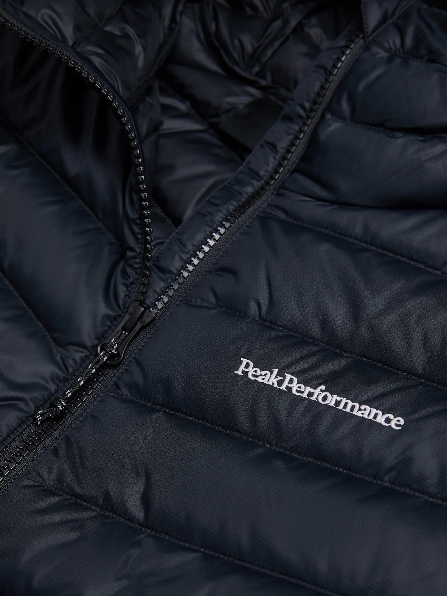 peak-performance-naisten-kevytuntuvatakki-w-frost-hood-jacket-musta-5