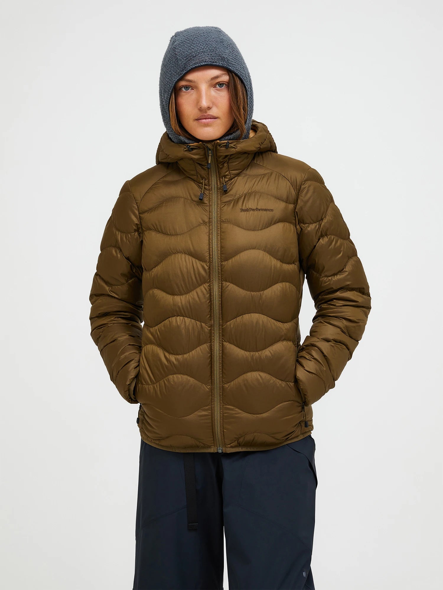 peak-performance-naisten-kevytuntuvatakki-w-helium-down-hood-jacket-armeijanvihrea-1