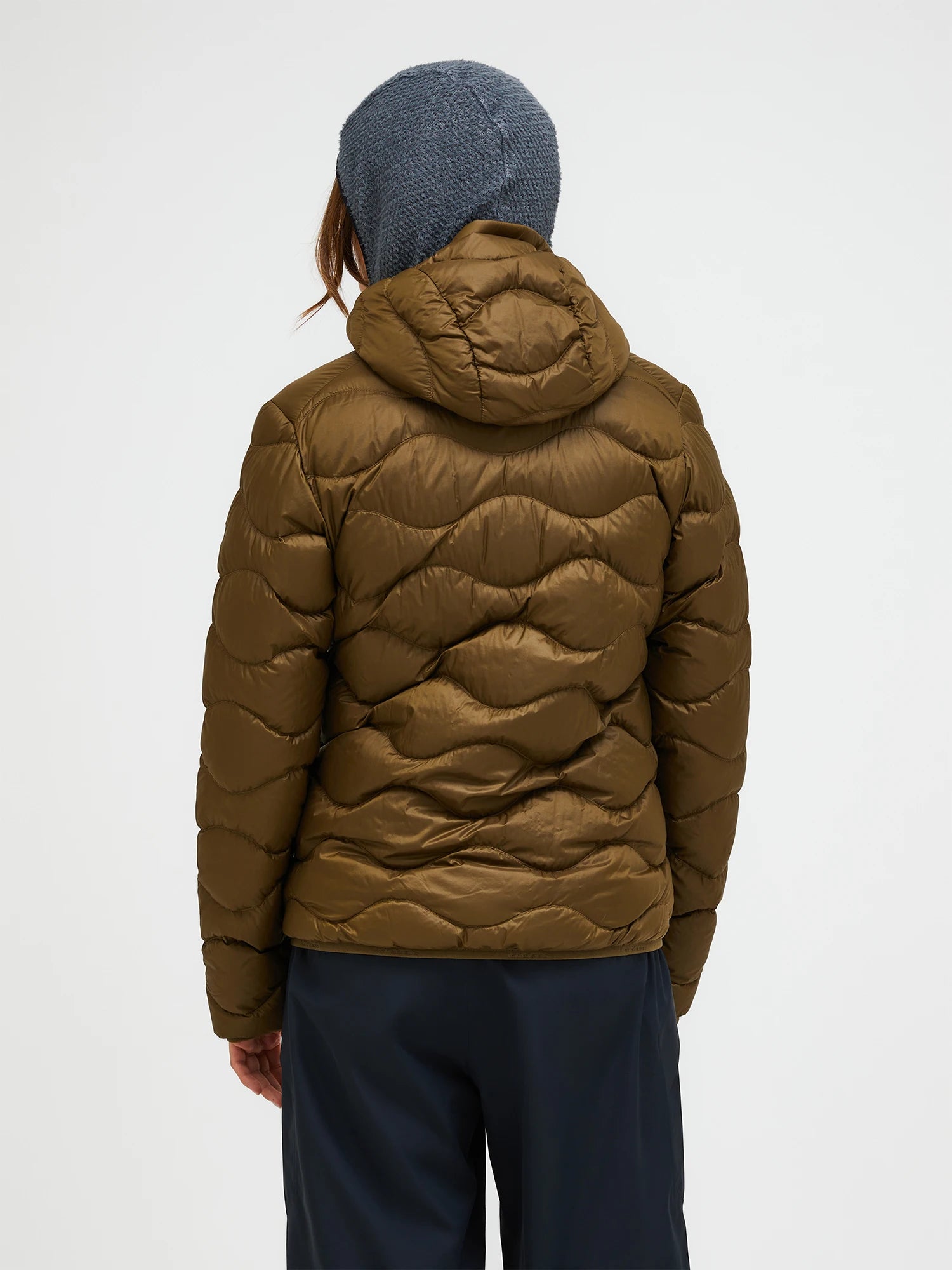 peak-performance-naisten-kevytuntuvatakki-w-helium-down-hood-jacket-armeijanvihrea-2