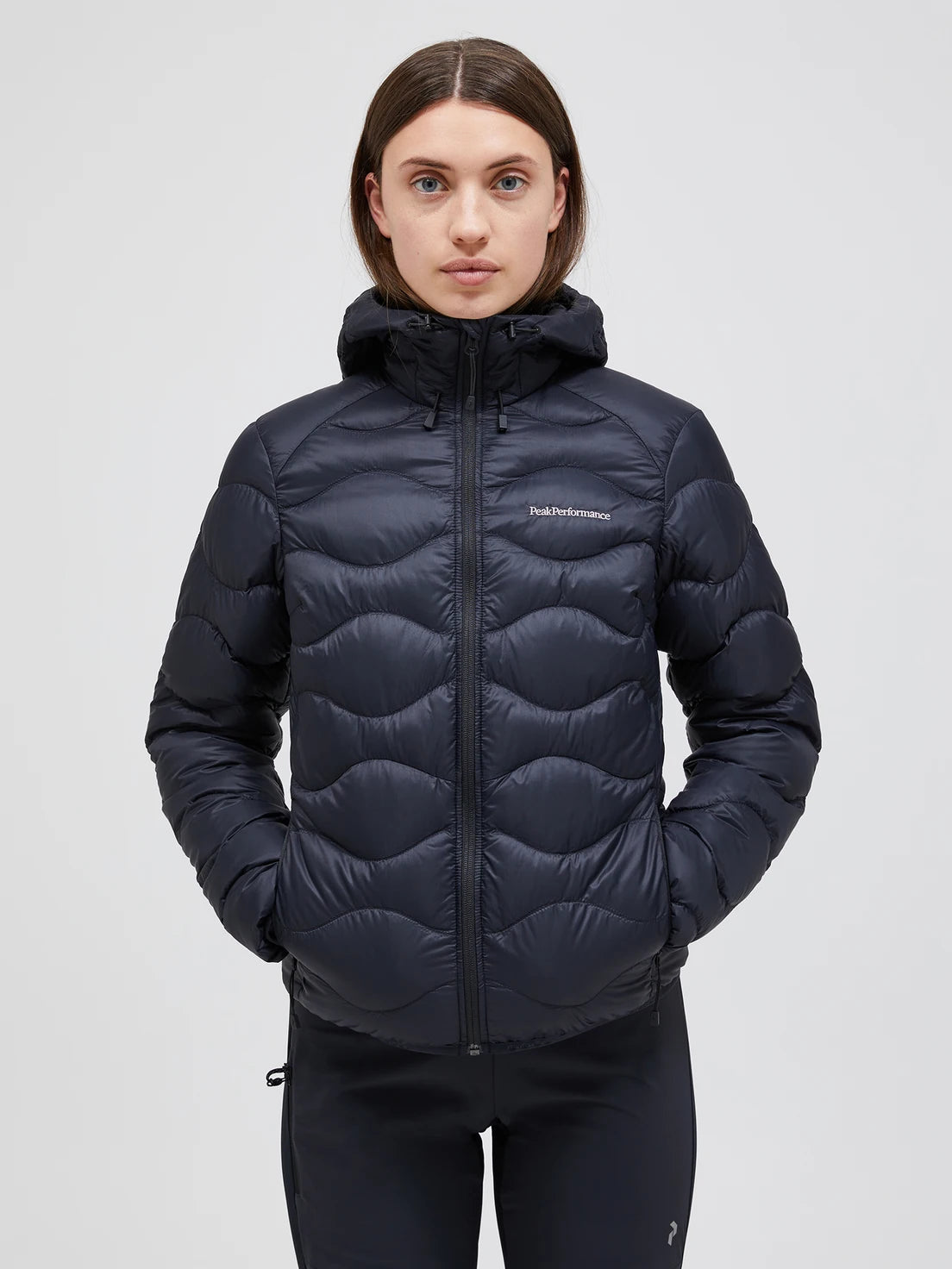 peak-performance-naisten-kevytuntuvatakki-w-helium-down-hood-jacket-musta-1
