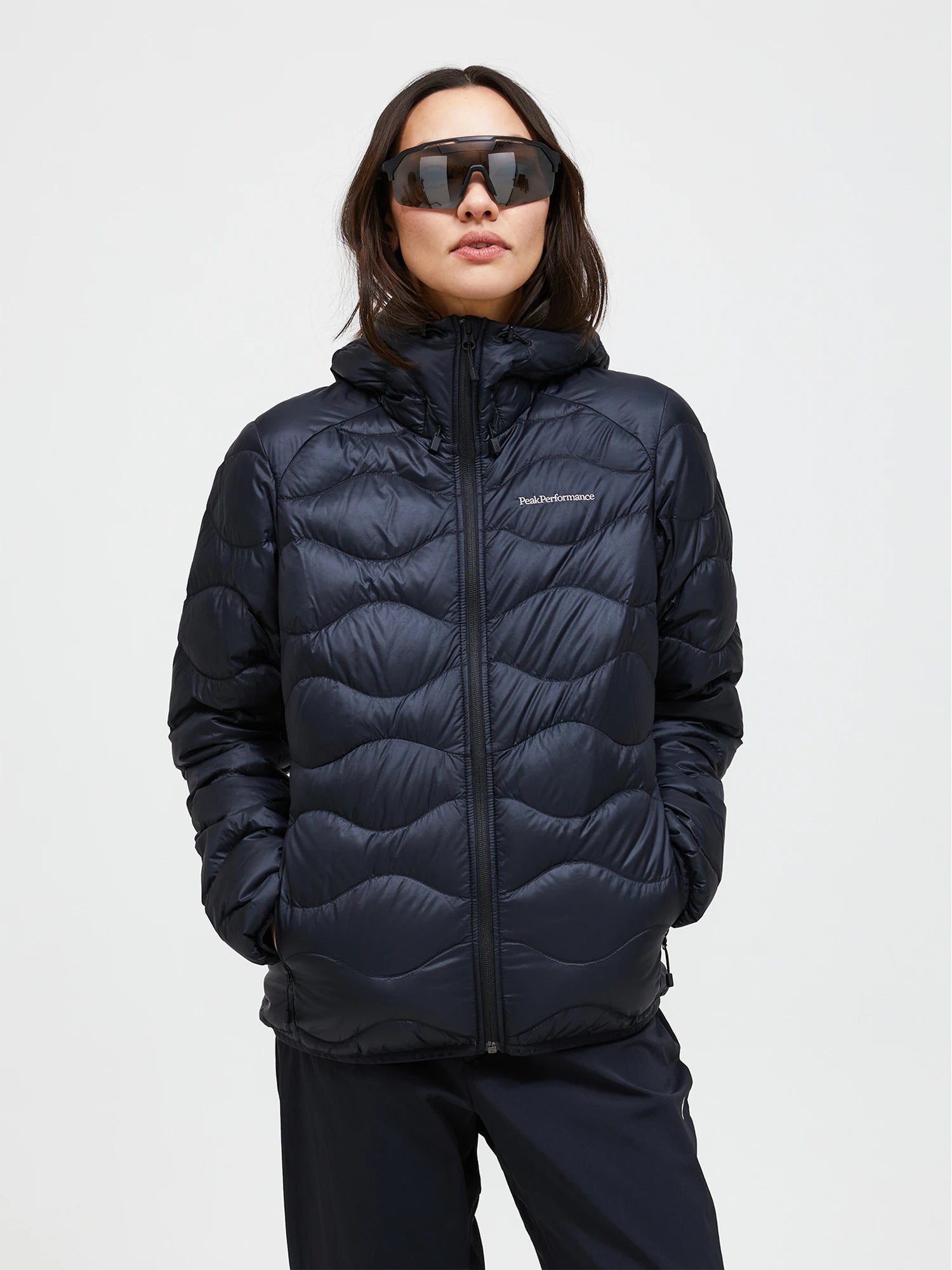 peak-performance-naisten-kevytuntuvatakki-w-helium-down-hood-jacket-musta-1