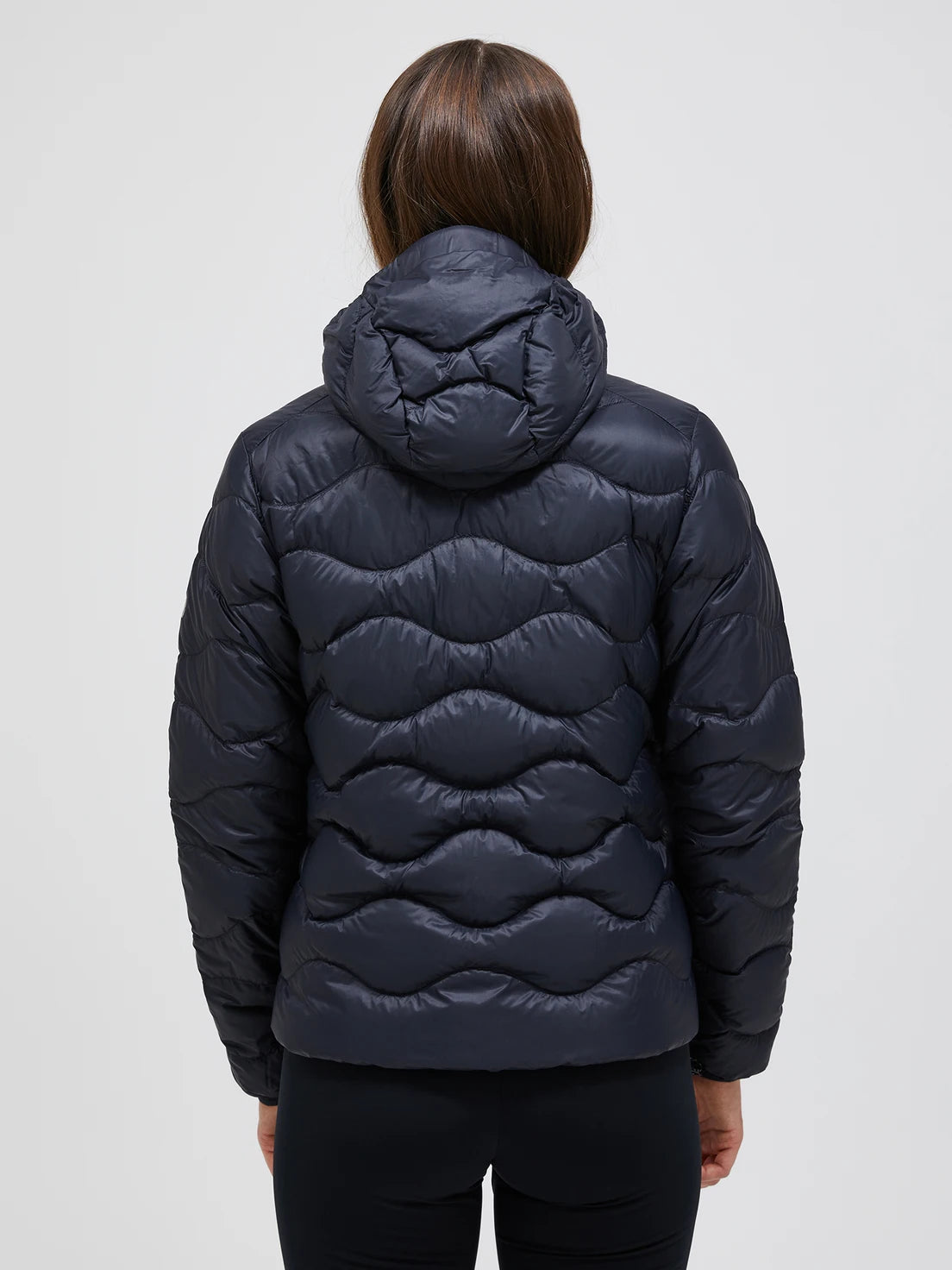 peak-performance-naisten-kevytuntuvatakki-w-helium-down-hood-jacket-musta-2