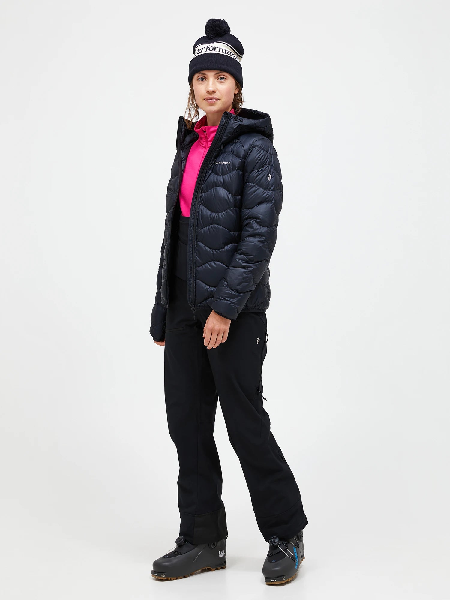 peak-performance-naisten-kevytuntuvatakki-w-helium-down-hood-jacket-musta-2