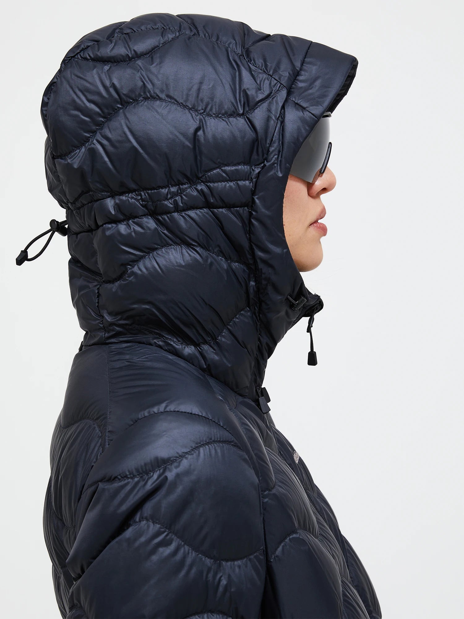 peak-performance-naisten-kevytuntuvatakki-w-helium-down-hood-jacket-musta-3