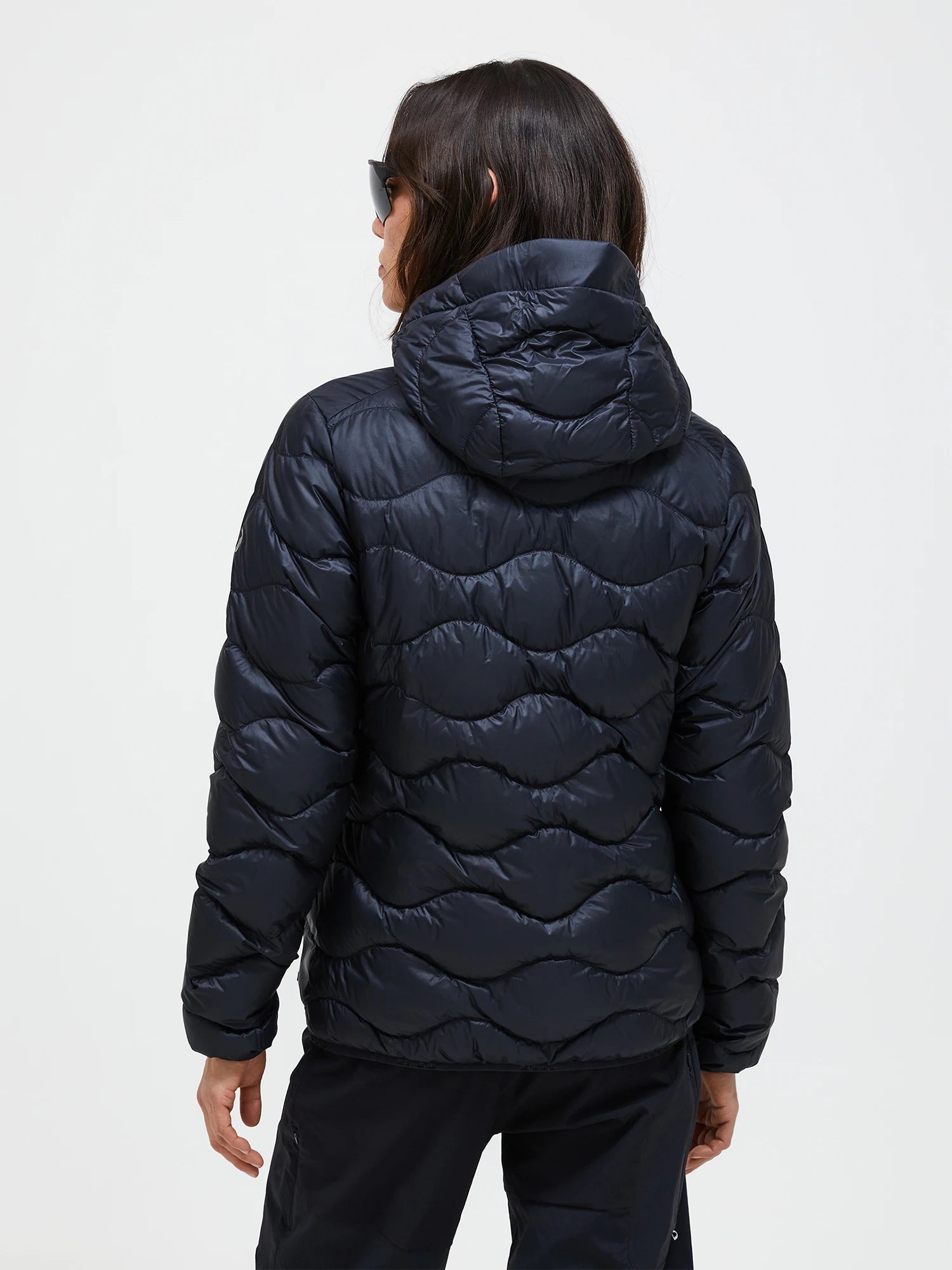 peak-performance-naisten-kevytuntuvatakki-w-helium-down-hood-jacket-musta-4
