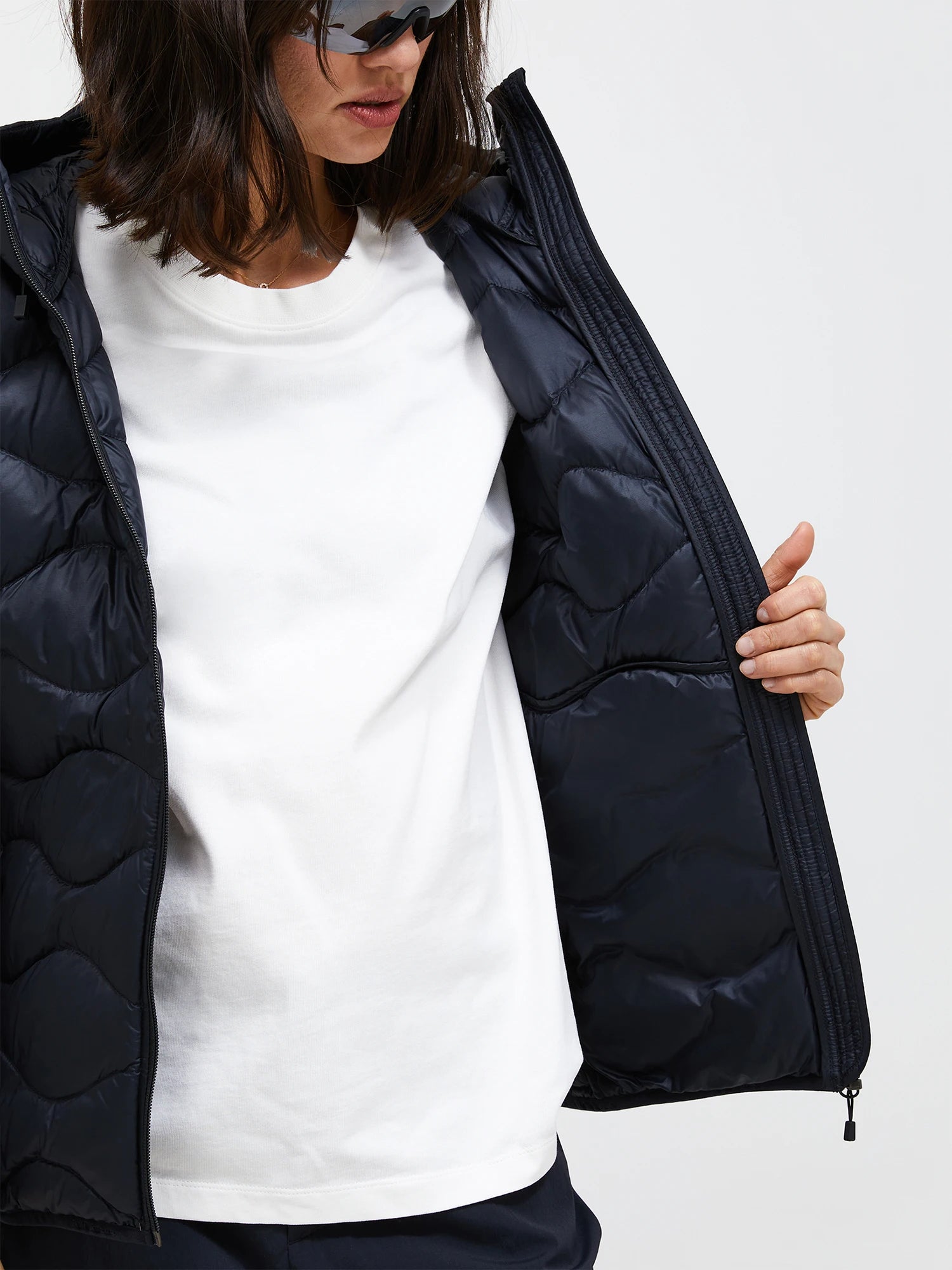 peak-performance-naisten-kevytuntuvatakki-w-helium-down-hood-jacket-musta-5