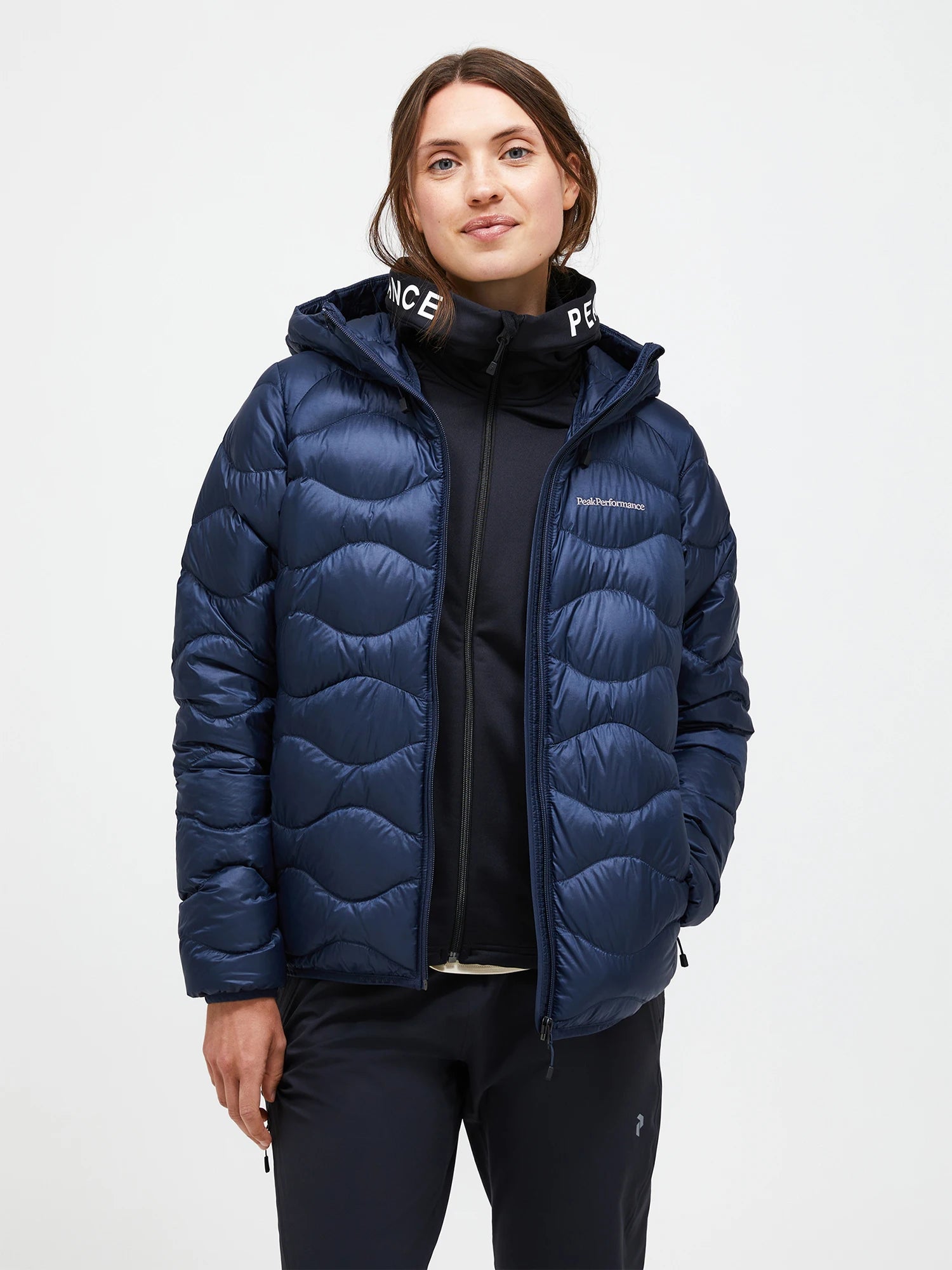 peak-performance-naisten-kevytuntuvatakki-w-helium-down-hood-jacket-tummansininen-1