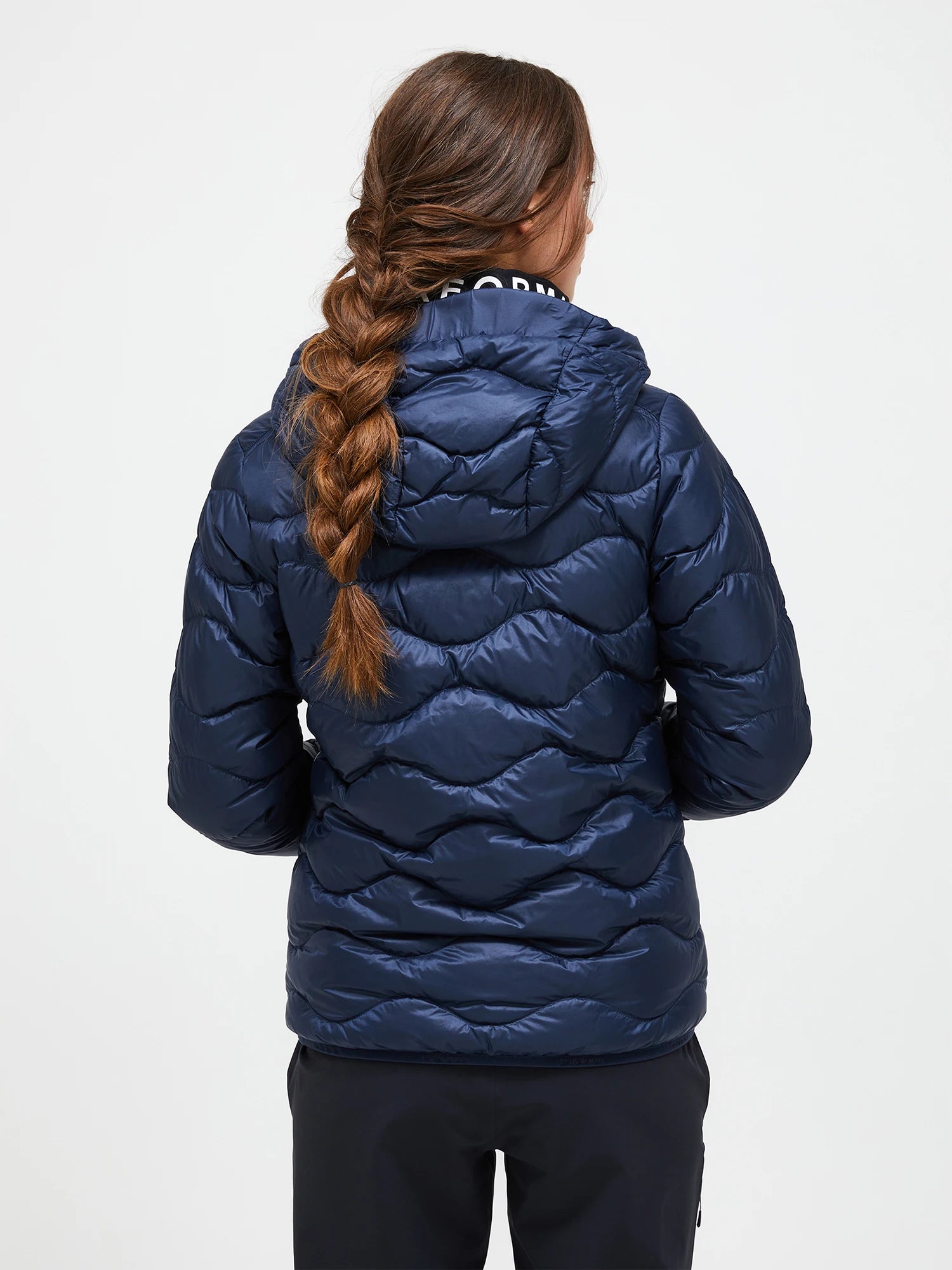 peak-performance-naisten-kevytuntuvatakki-w-helium-down-hood-jacket-tummansininen-2
