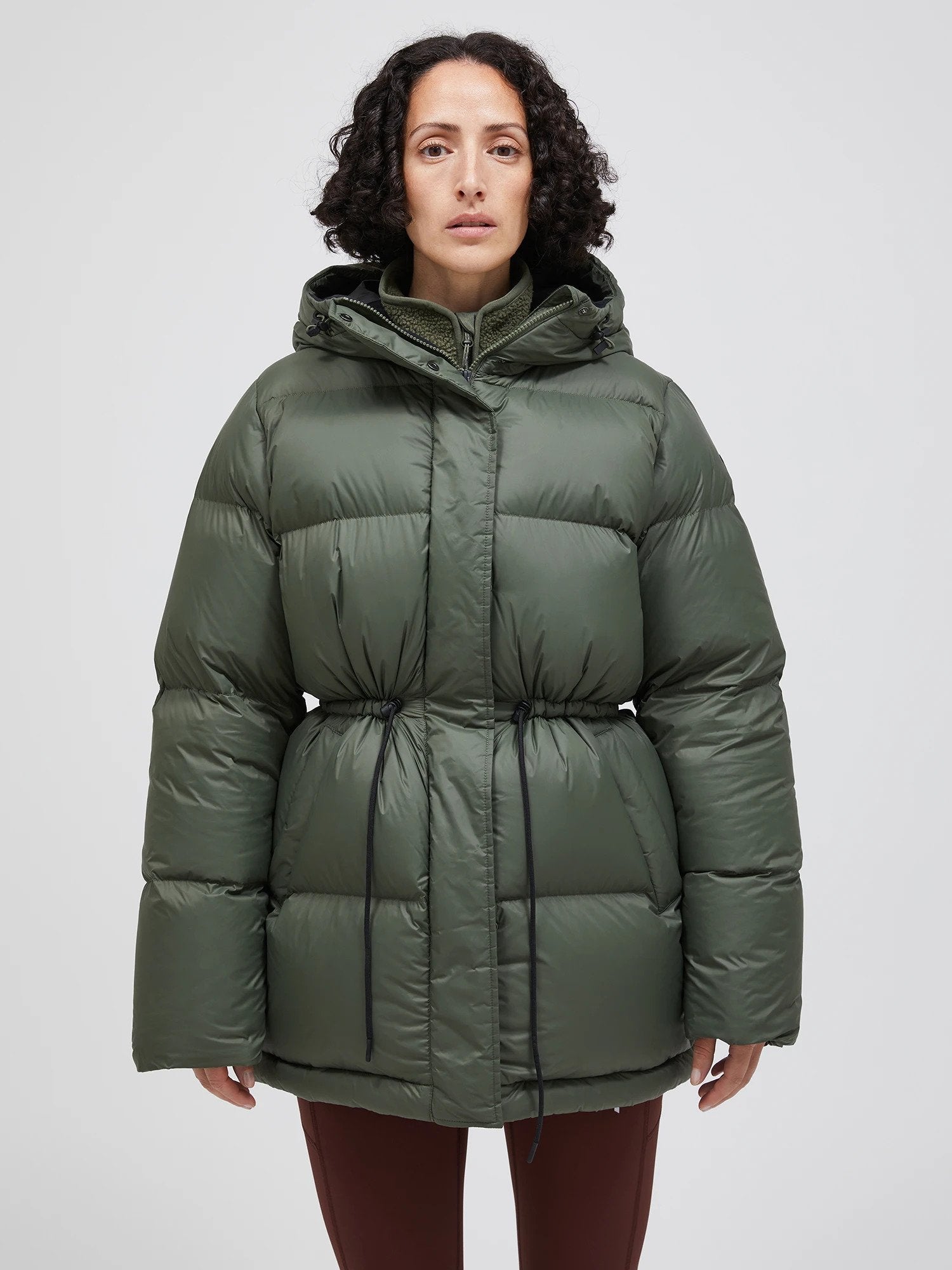 peak-performance-naisten-parkatakki-w-down-hood-parka-armeijanvihrea-2