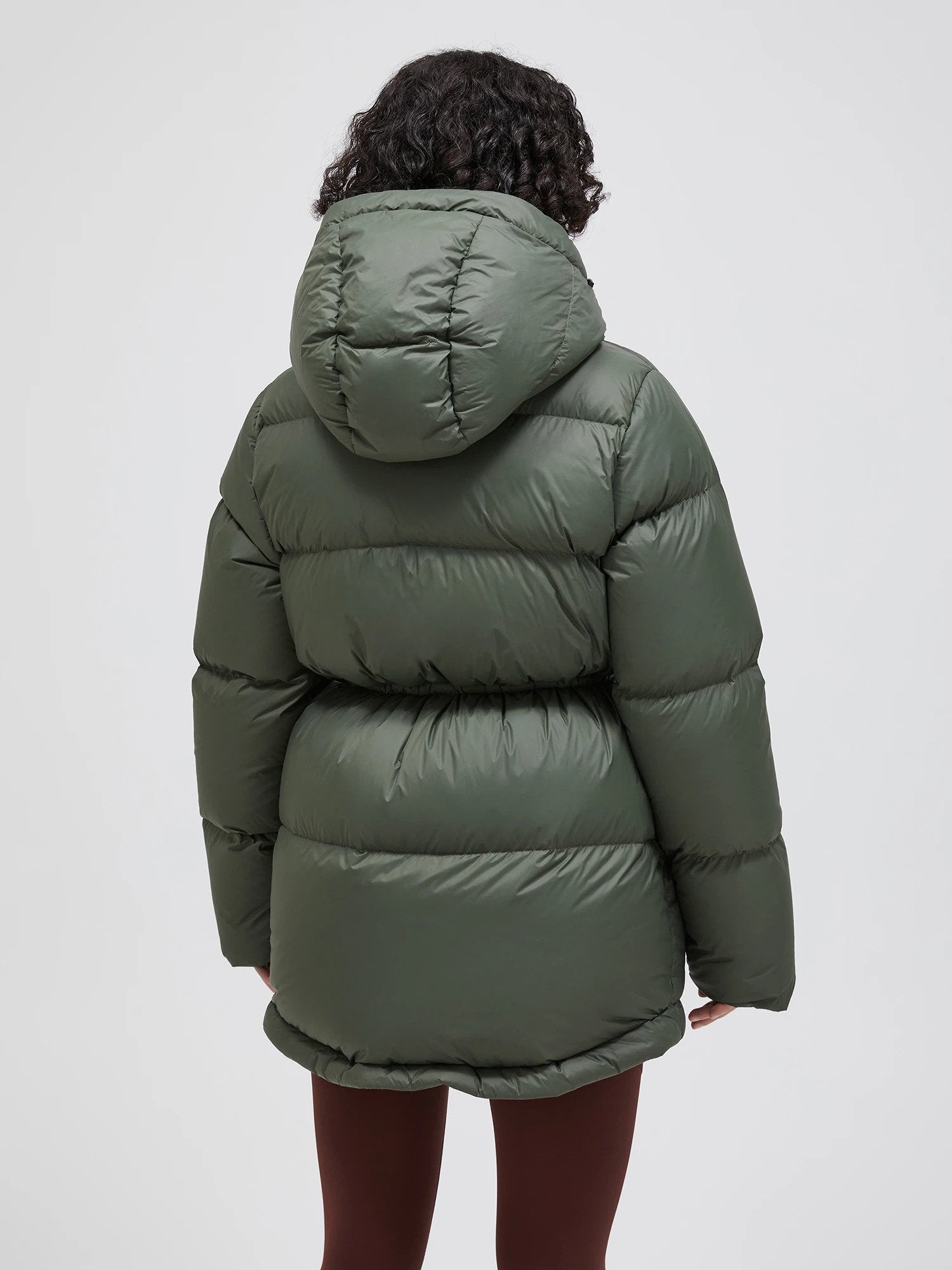 peak-performance-naisten-parkatakki-w-down-hood-parka-armeijanvihrea-4