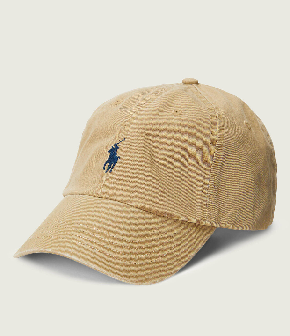 Polo Ralph Lauren naisten lippis The Iconic Cotton Chino Ball Cap, vaaleabeige puuvillainen lippalakki, jossa tummansininen brodeerattu logo ja säädettävä takakiinnitys.
