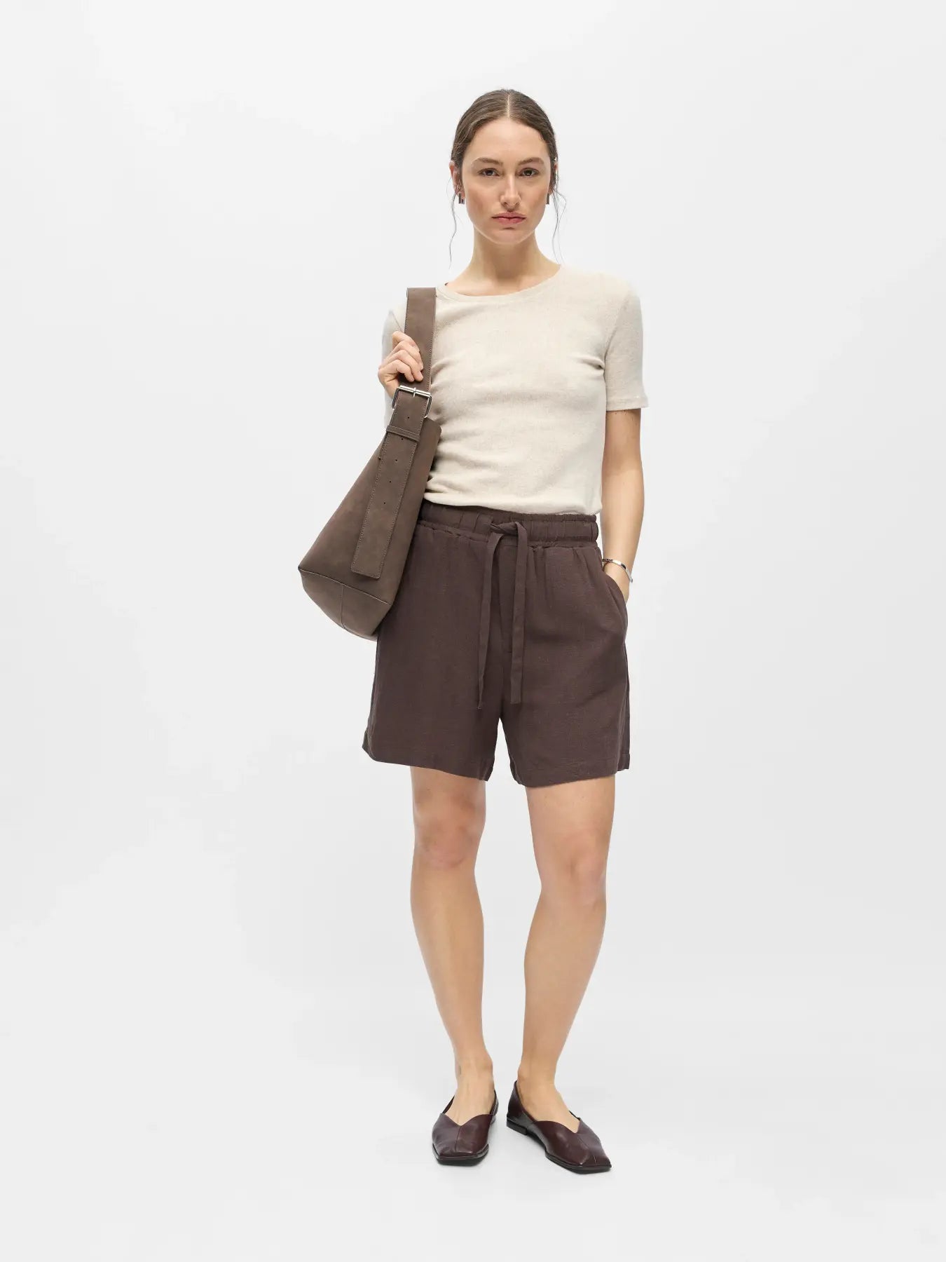 Object naisten shortsit OBJSanne HW Wide Shorts, tummanruskea