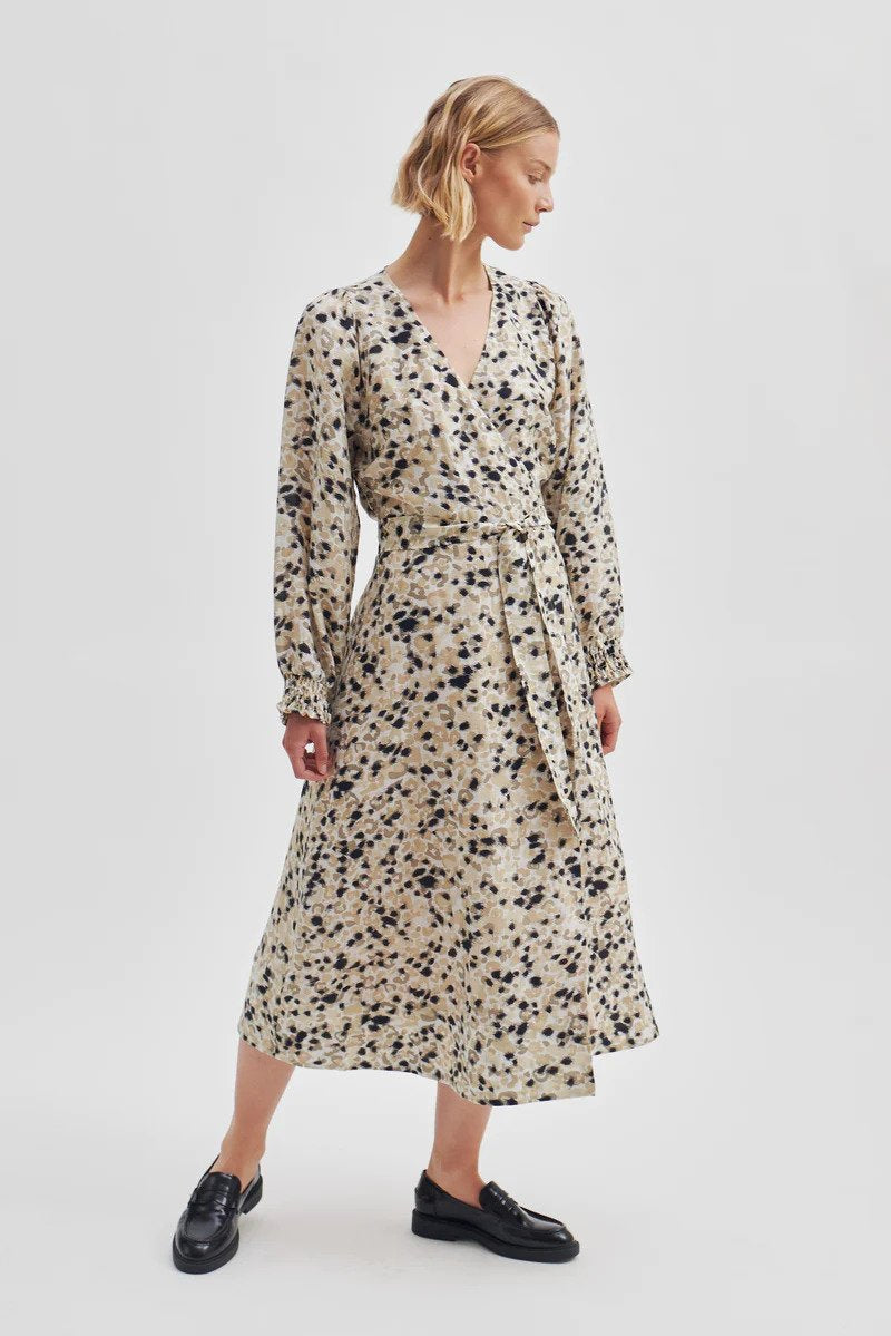 second-female-kietaisumekko-guara-wrap-dress-valkopohjainen-kuosi-1