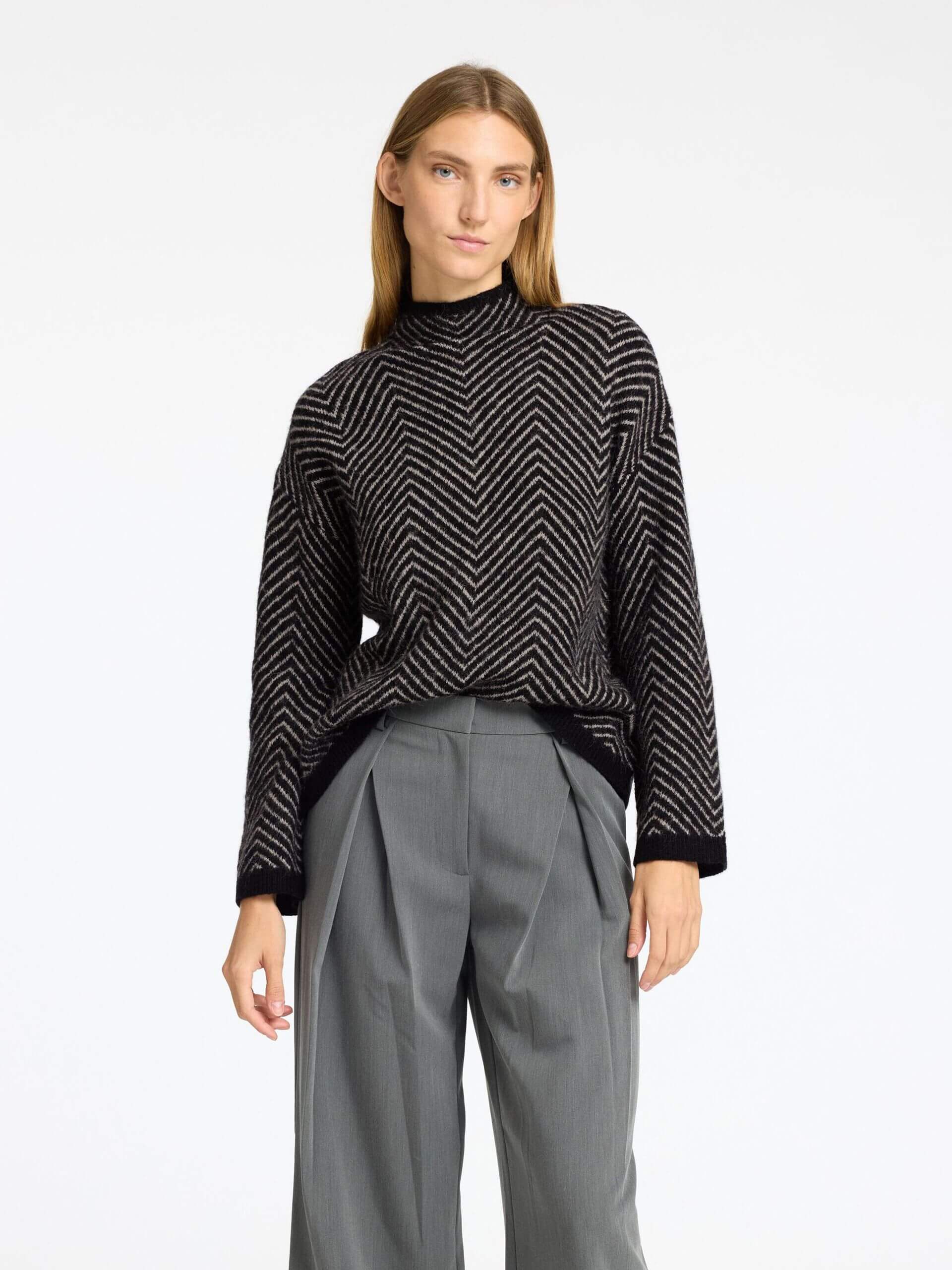 selected-femme-naisten-neulepusero-slflulu-ls-herrigbone-knit-high-neck-musta-kuosi-1