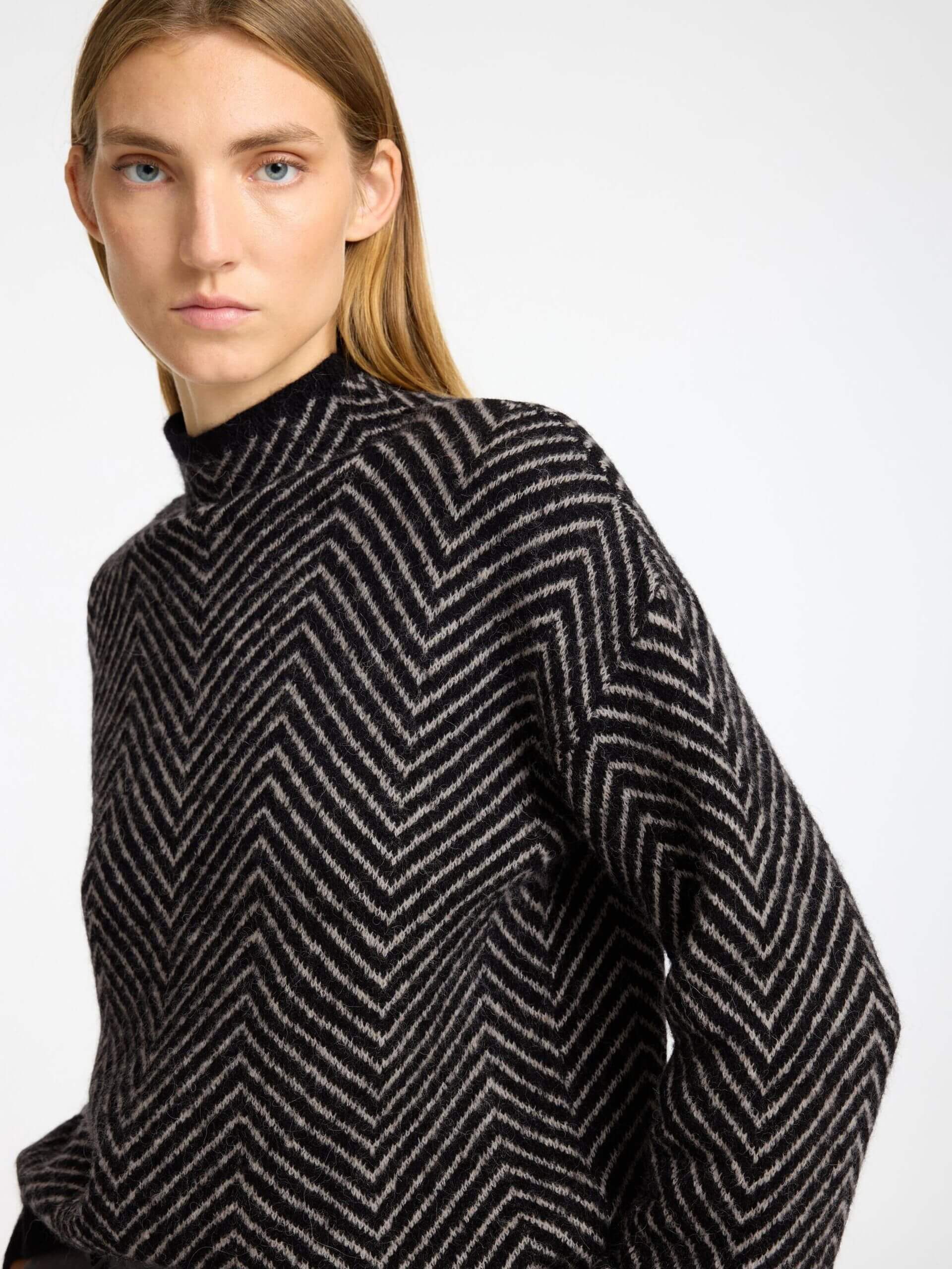 selected-femme-naisten-neulepusero-slflulu-ls-herrigbone-knit-high-neck-musta-kuosi-3