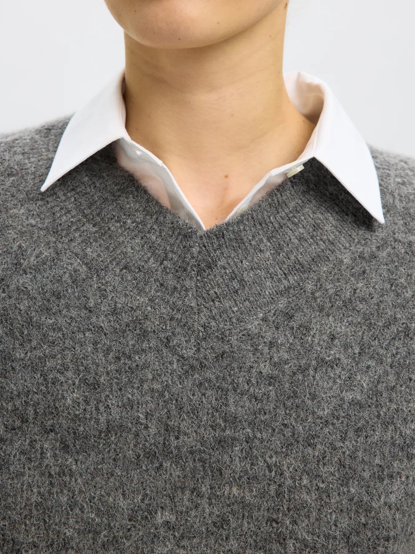 selected-femme-naisten-neulepusero-slfsia-ras-ls-knit-long-v-neck-medium-grey-melange-4