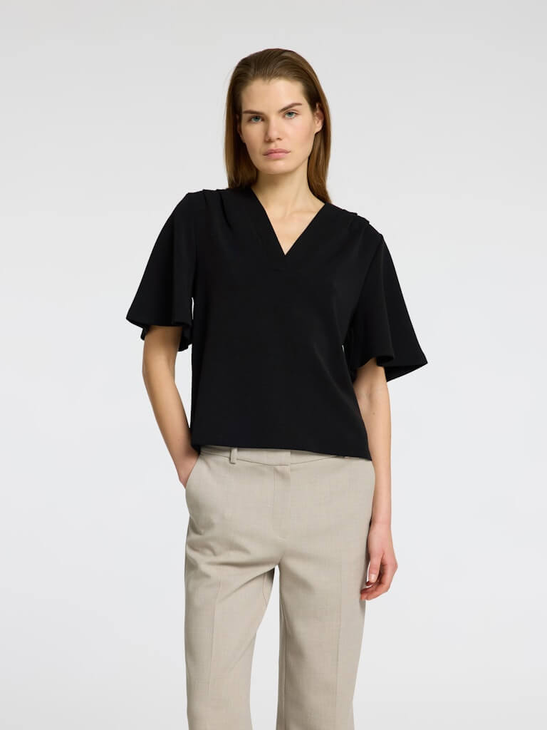 selected-femme-naisten-paita-slftenny-ss-v-neck-top-musta-1