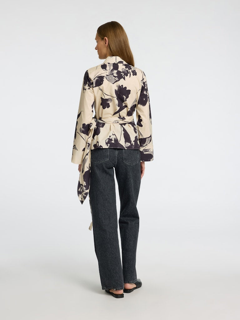 selected-femme-naisten-pusero-slfaviana-ls-aop-wrap-top-valkopohjainen-kuosi-2