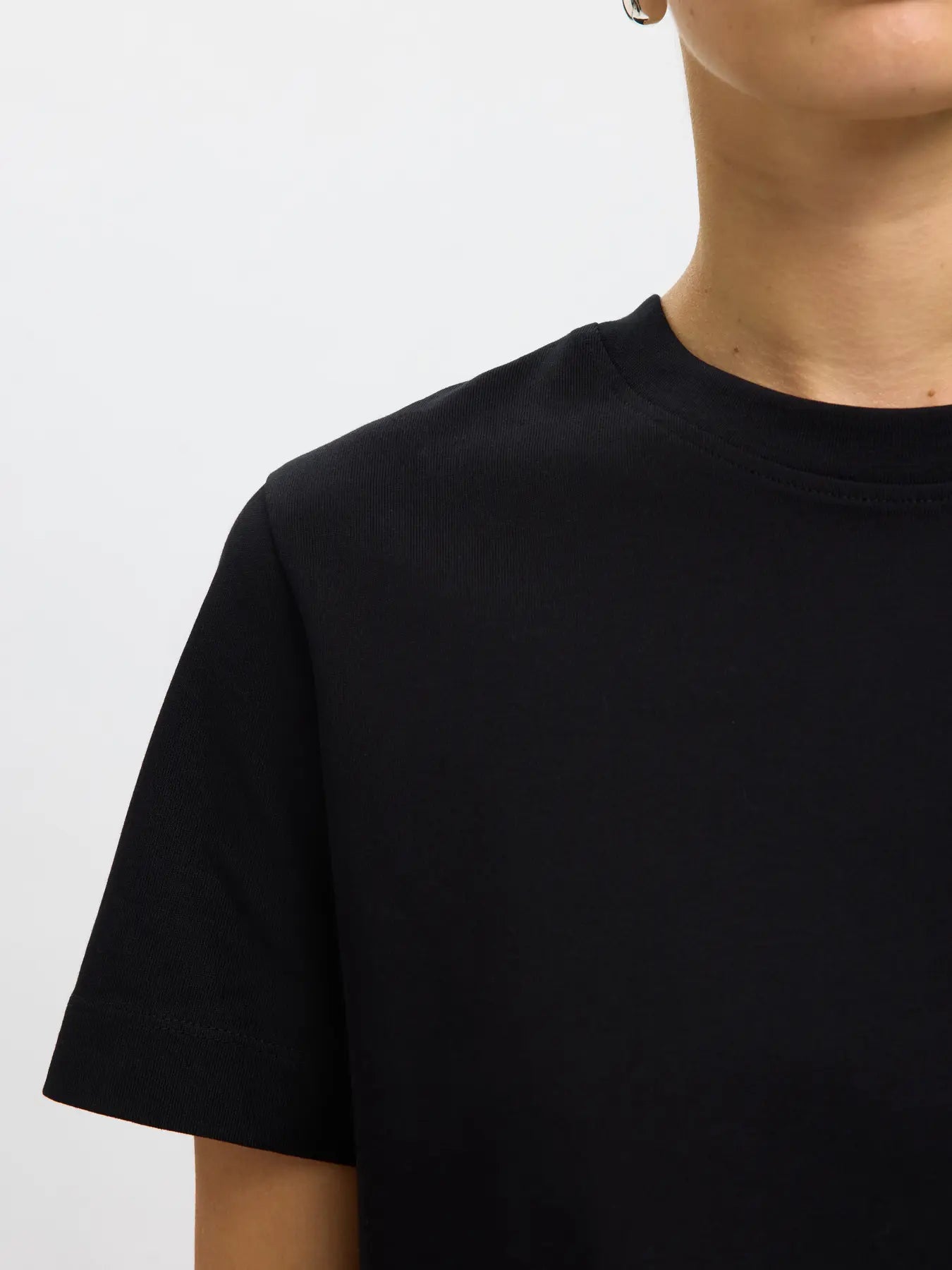 selected-femme-naisten-t-paita-slfessential-ss-boxy-tee-noos-black-4