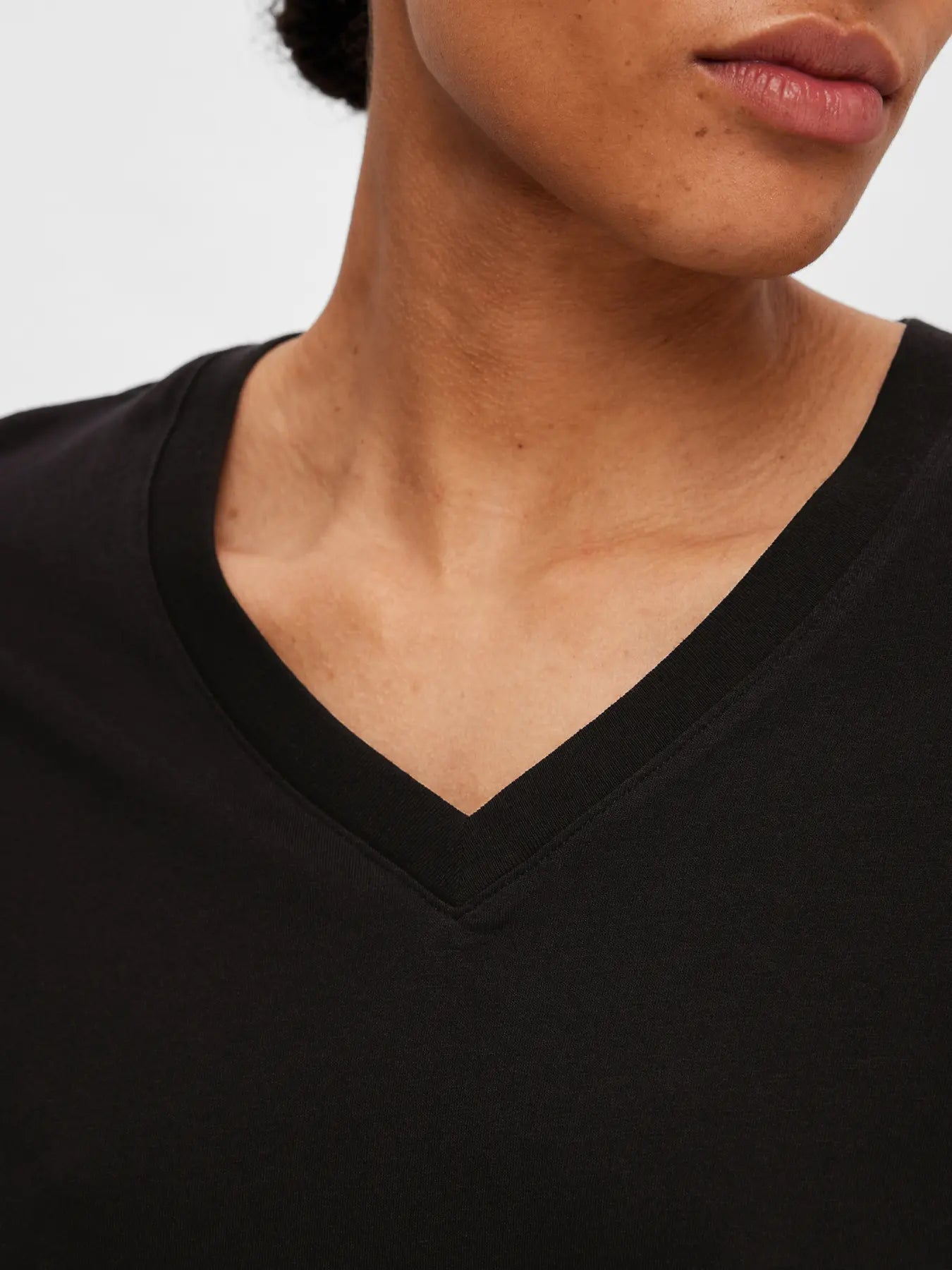 selected-femme-naisten-t-paita-slfessential-ss-v-neck-tee-noos-black-4