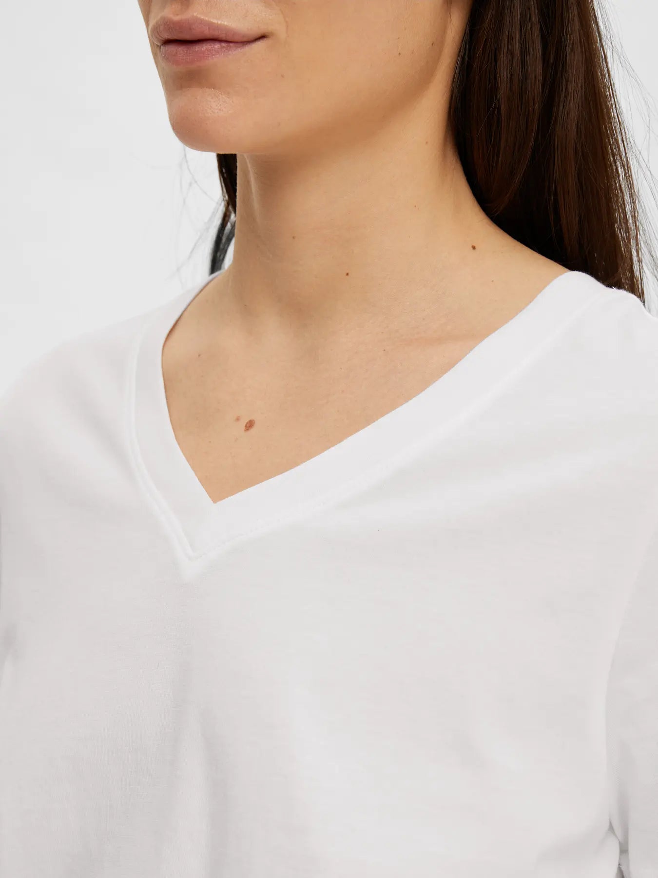 selected-femme-naisten-t-paita-slfessential-ss-v-neck-tee-noos-bright-white-4