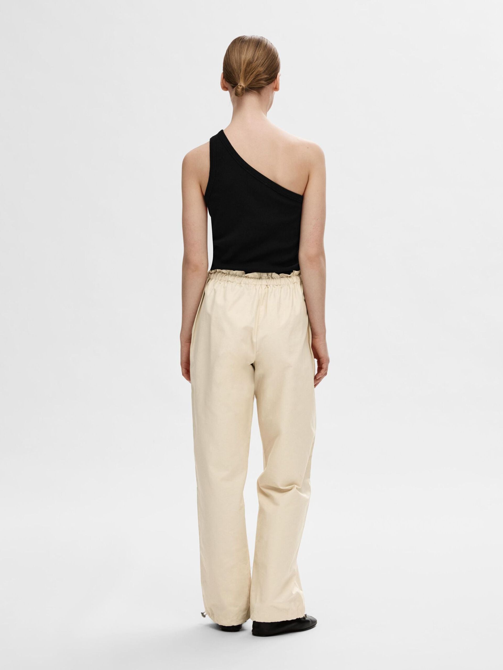 selected-femme-naisten-toppi-slfanna-one-shoulder-top-musta-3