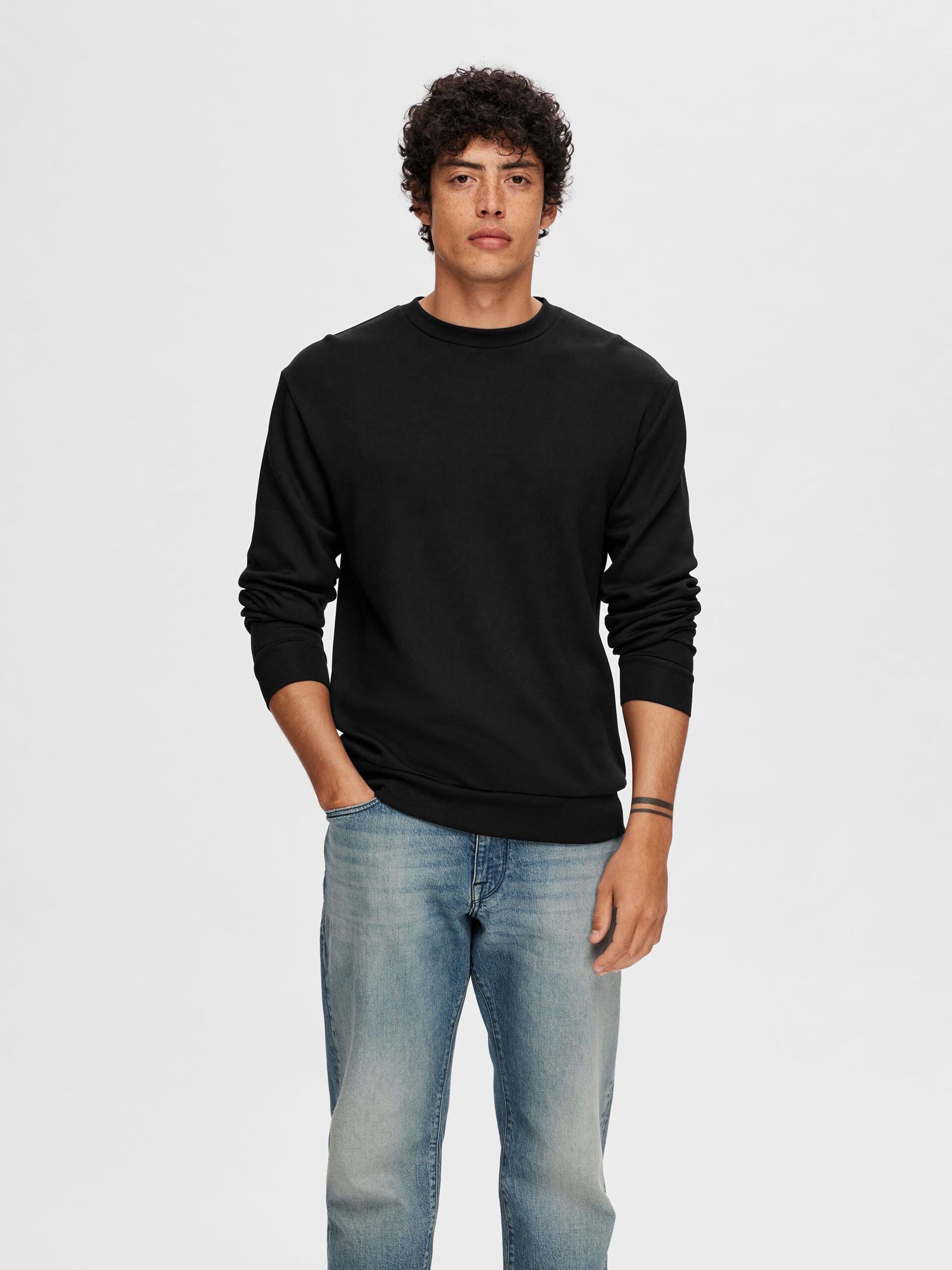 selected-miesten-college-manuel-soft-crew-neck-musta-1