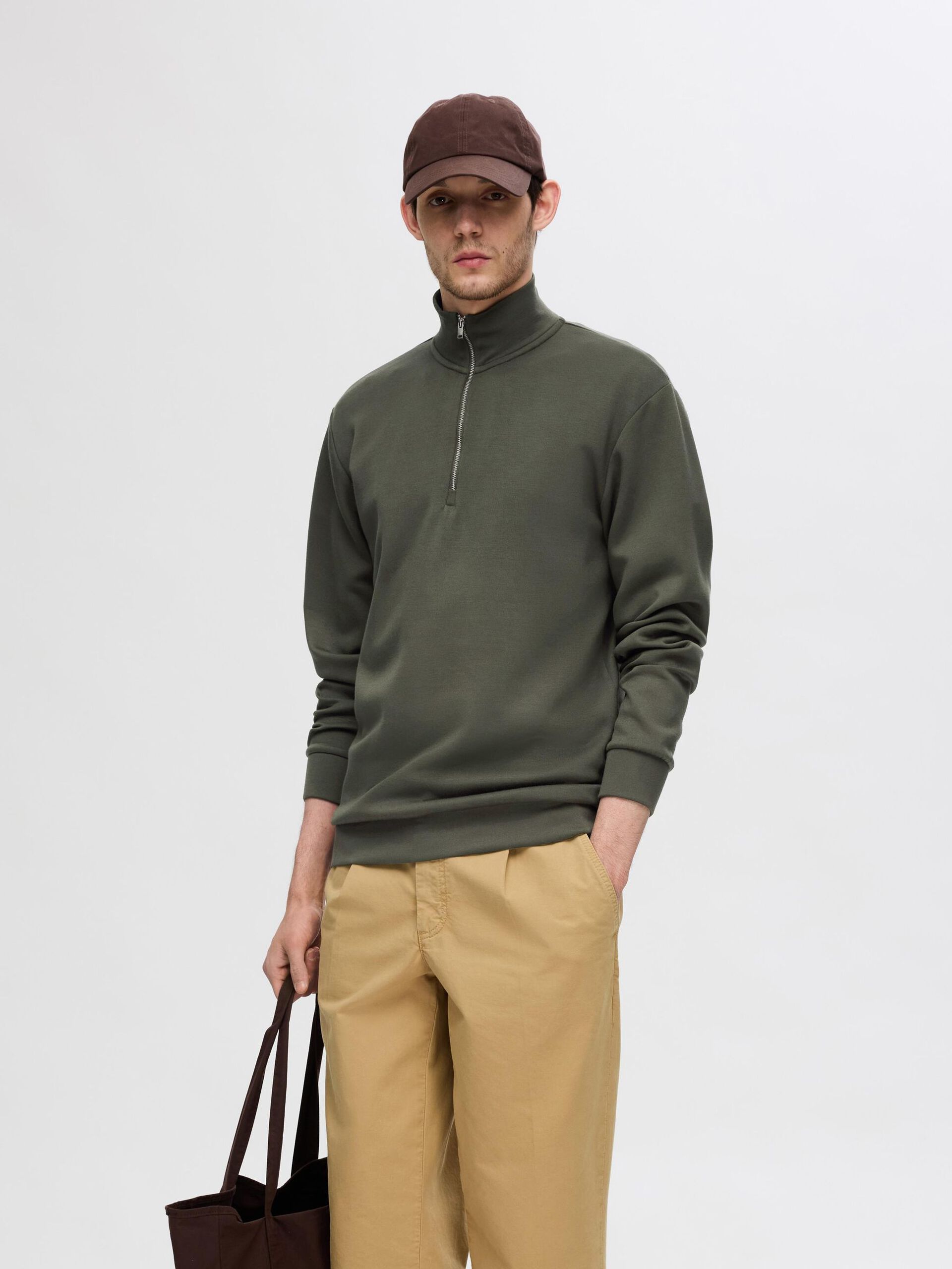 selected-miesten-collegepusero-manuel-soft-zip-high-new-sweat-armeijanvihrea-1