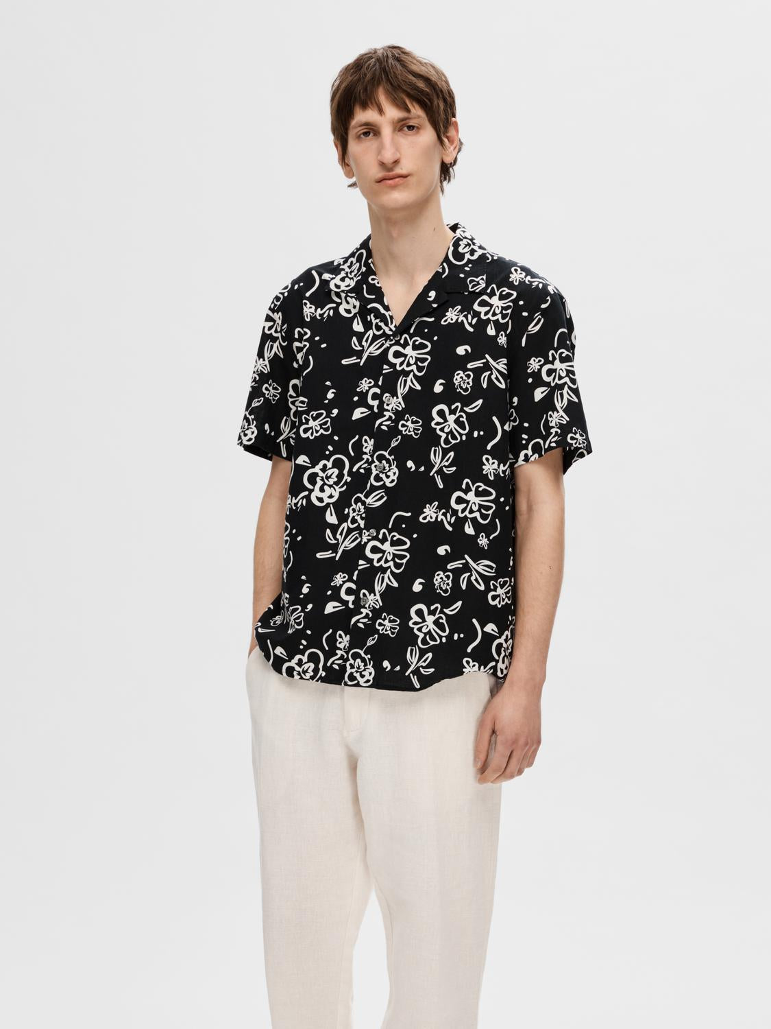 selected-miesten-kauluspaita-k-relax-new-linen-ss-resort-mustavalkoinen-1