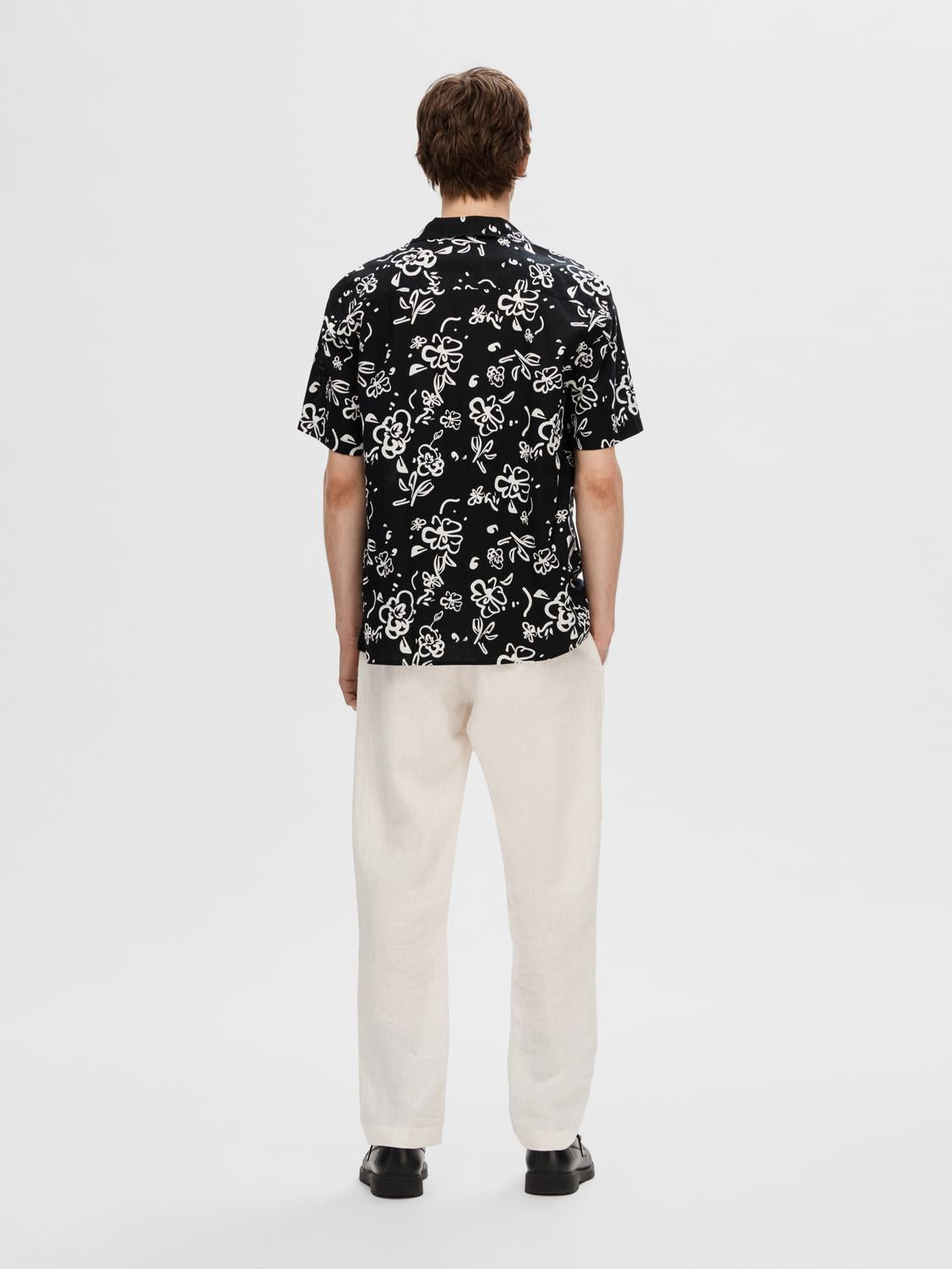 selected-miesten-kauluspaita-k-relax-new-linen-ss-resort-mustavalkoinen-2