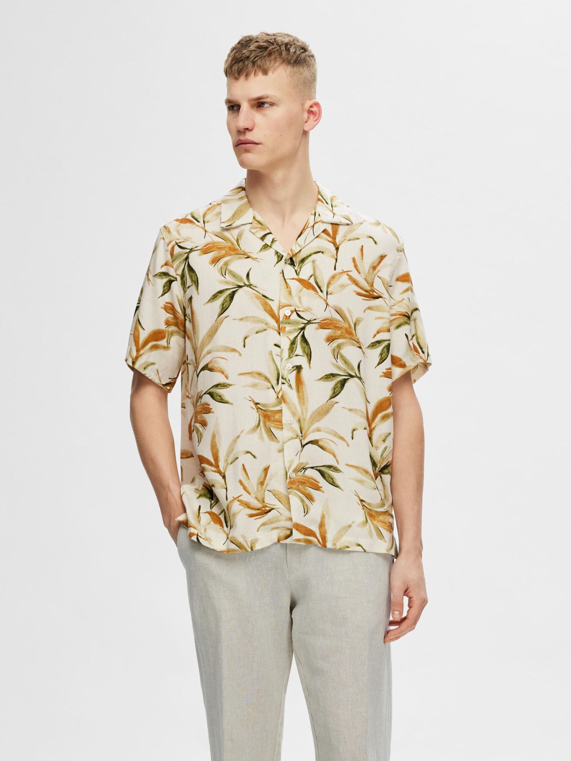 selected-miesten-kauluspaita-regnoa-ss-resort-valkopohjainen-kuosi-1