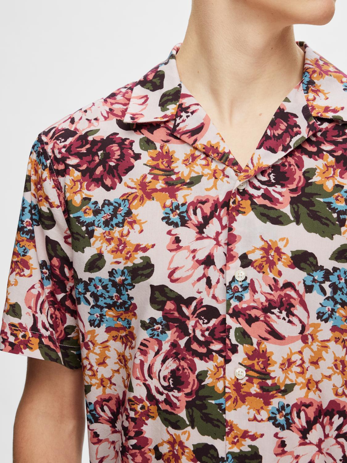 selected-miesten-kauluspaita-relax-floral-shirt-ss-aop-punainen-kuosi-4