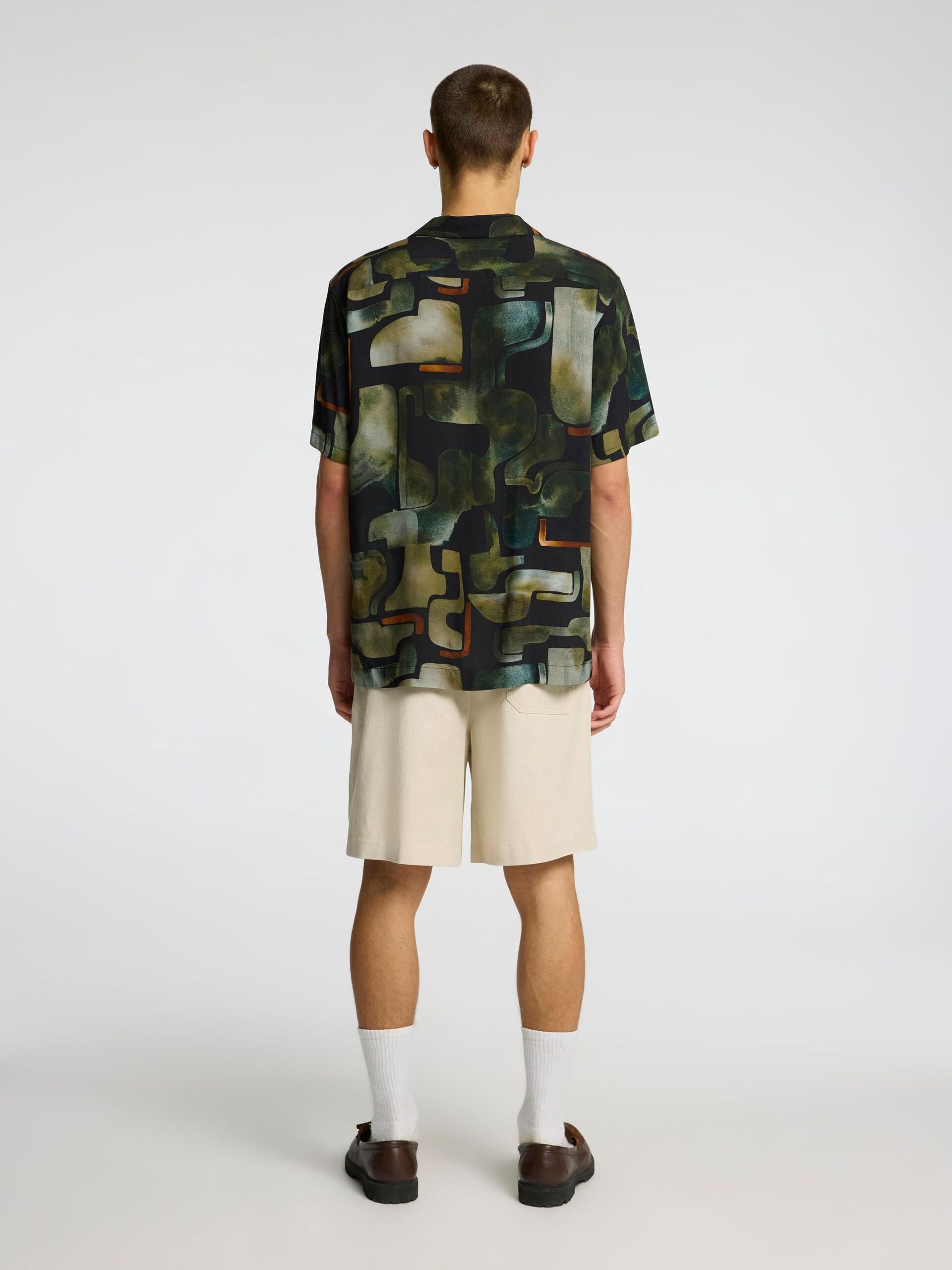 selected-miesten-kauluspaita-relax-vero-shirt-aop-vihrea-kuosi-2