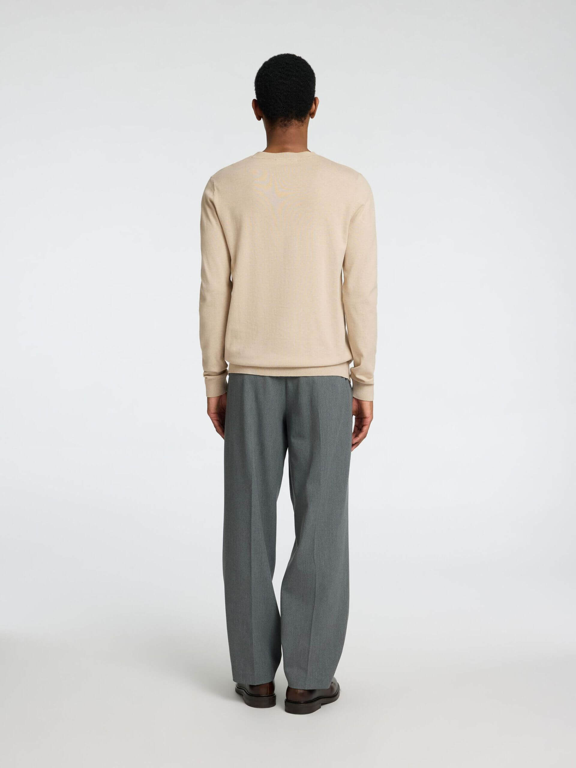 selected-miesten-neule-berg-crew-neck-hiekka-2