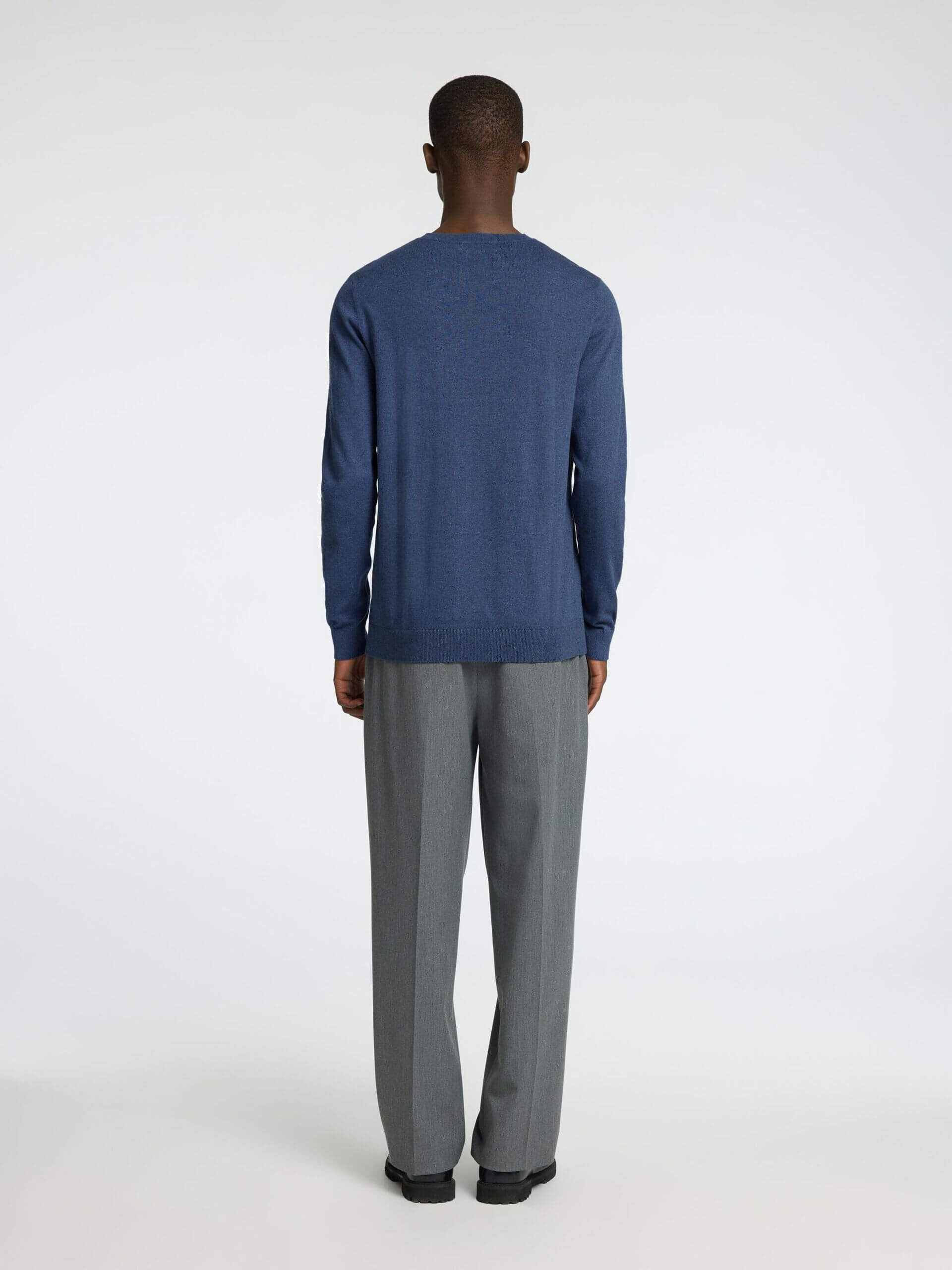 selected-miesten-neule-berg-crew-neck-sininen-2